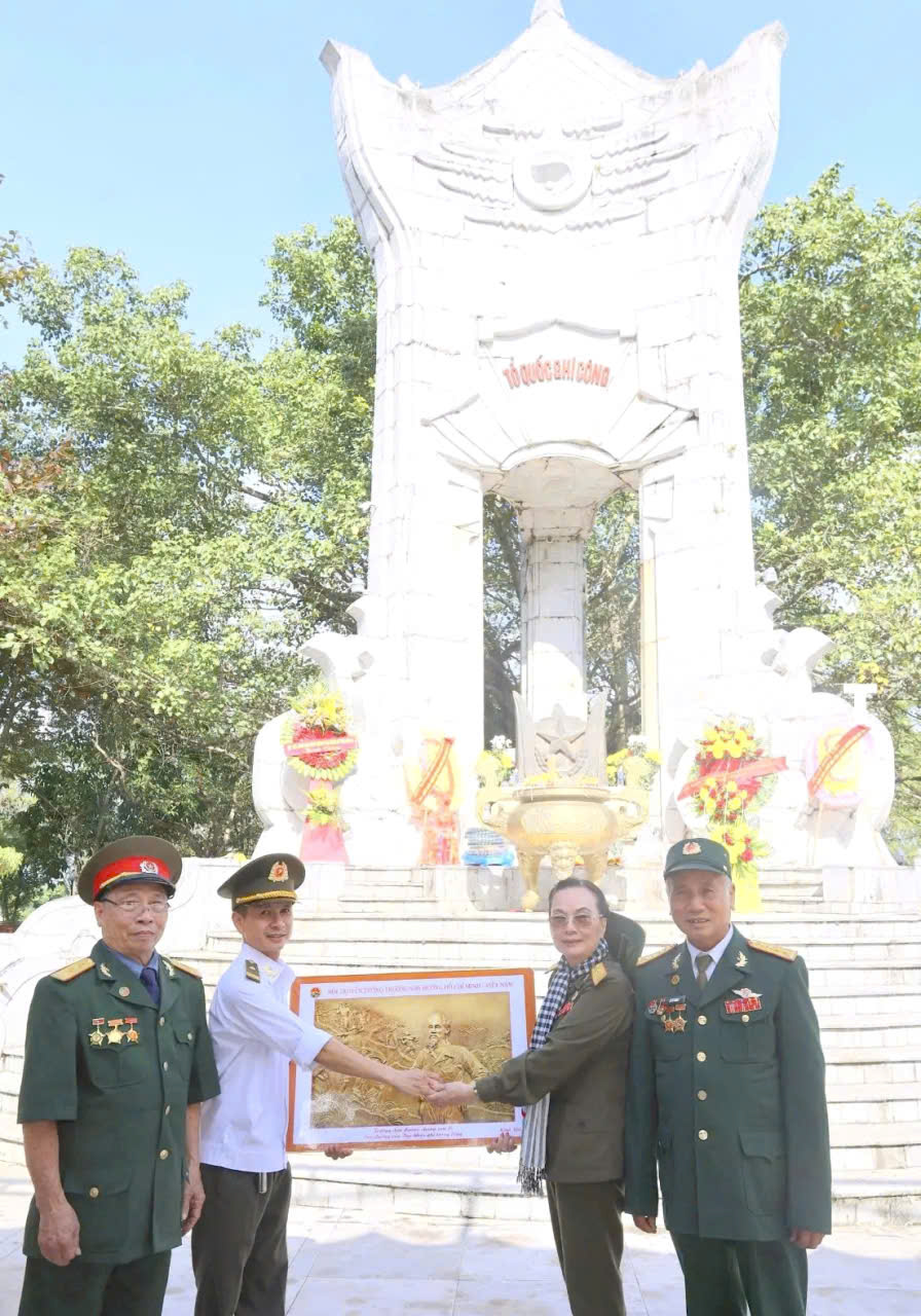 ĐOÀN CCB TỈNH NINH BINH VỀ THĂM CHIẾN TRƯỜNG XƯA & TRI ÂN CÁC AHLS