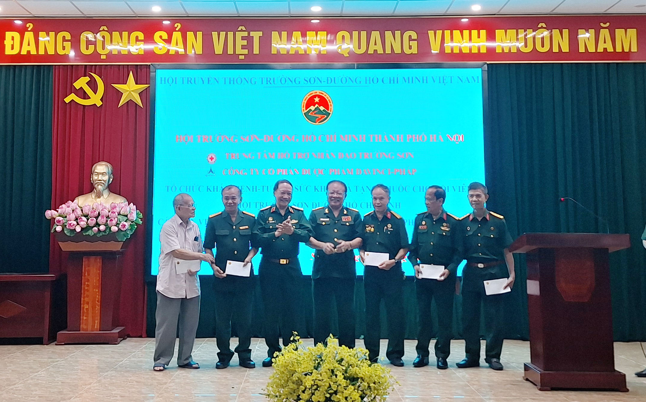 Hội Trường Sơn Việt Nam trao quà và khám bệnh, cấp thuốc miễn phí cho đối tượng chính sách, hội viên Trường Sơn thành phố Hà Nội.
