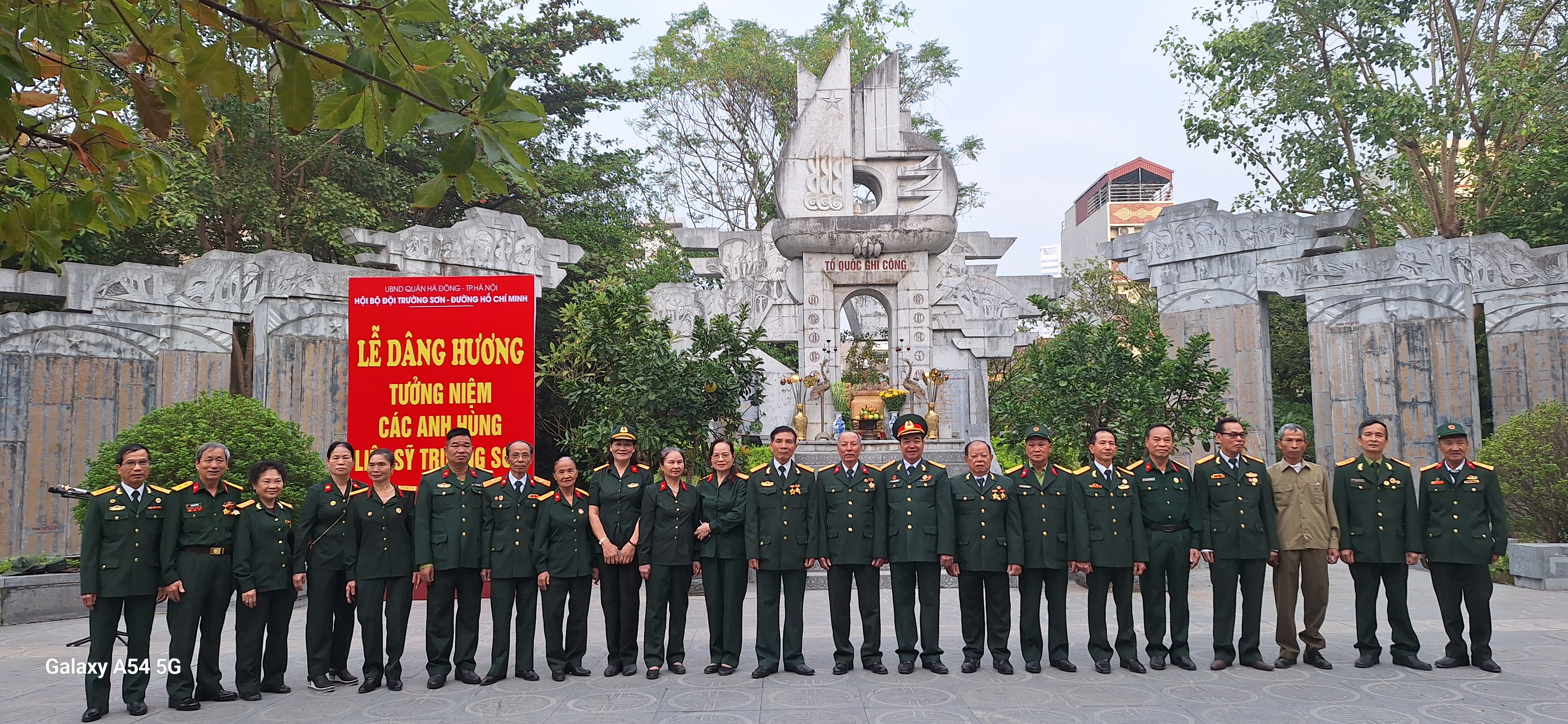 Đại hội đại biểu Hội Trường Sơn quận Hà Đông dâng hương tri ân các AHLS Trường Sơn tại Bảo tàng Trường Sơn.