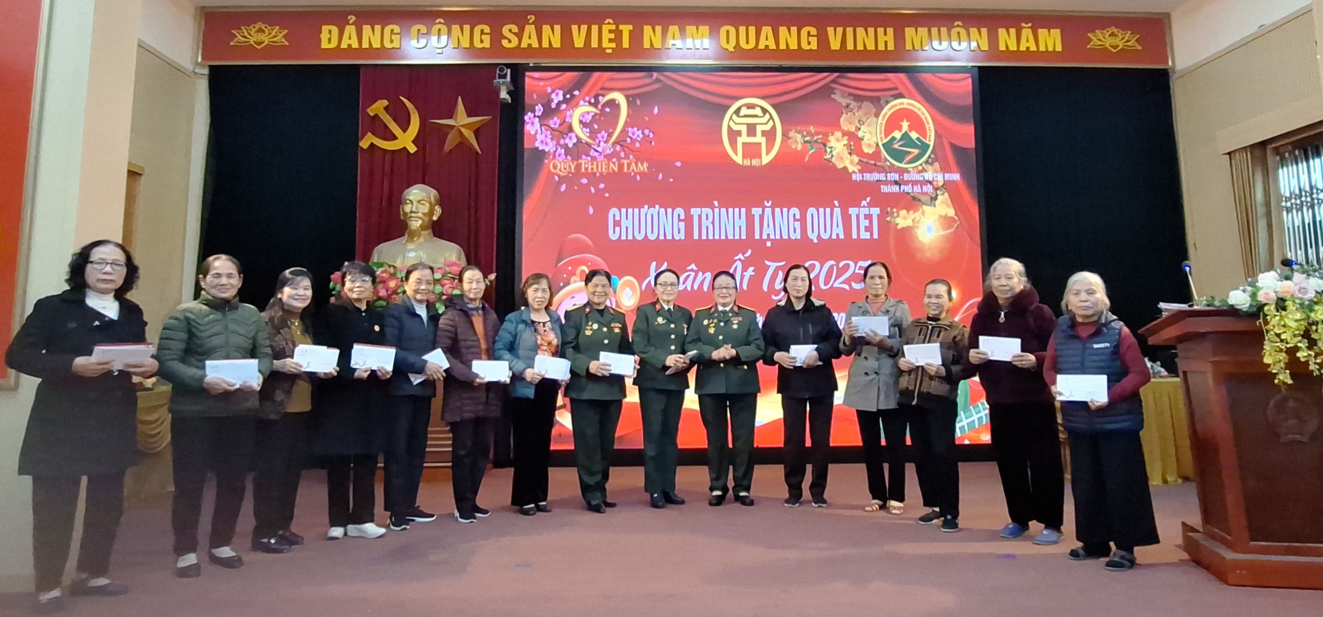 Qũy Thiện Tâm tập đoàn VinGrup trao tặng quà tết Ất Tỵ -2025 cho Nữ Trường Sơn tiểu đoàn Trưng Trắc và Hồng Gấm.