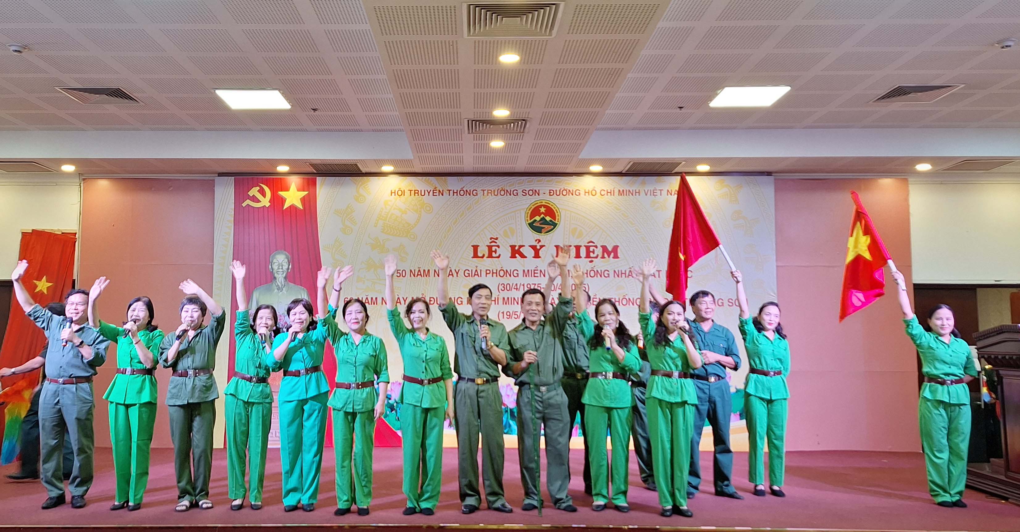 Ca khúc: Hành khúc Hội Trường Sơn Việt Nam.