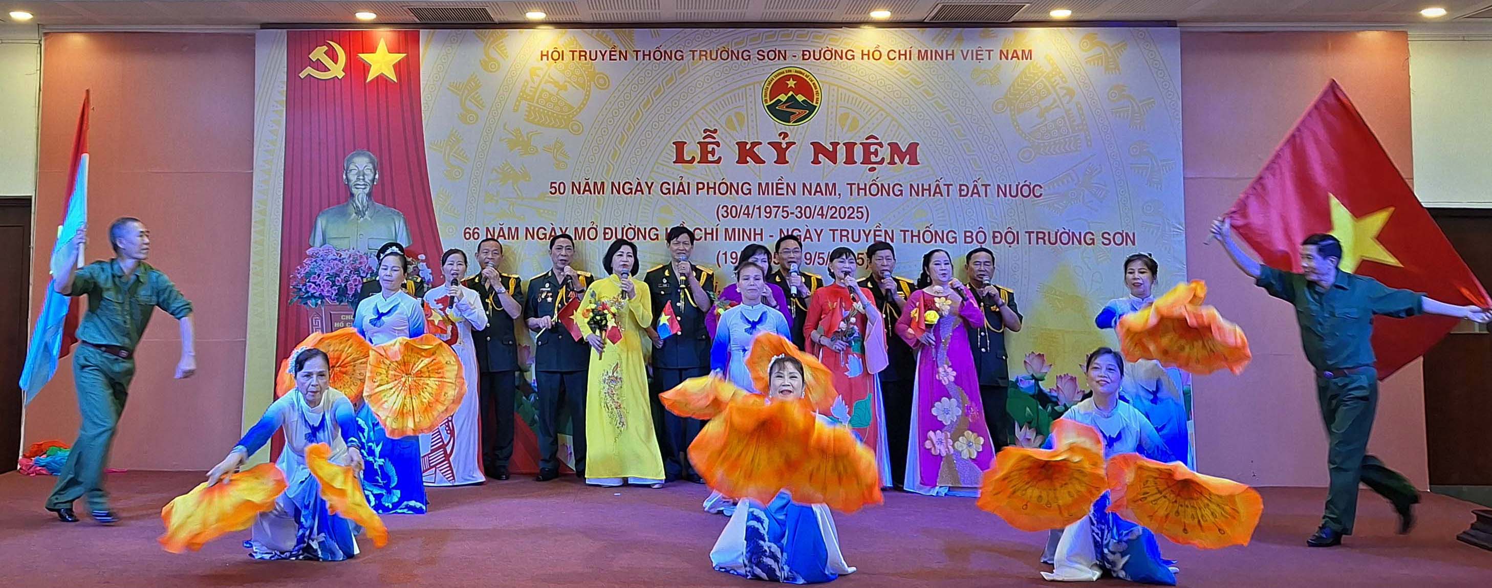 Ca khúc: Đất nước trọn niệm vui. Biểu diễn: Hợp ca nam nữ CLB nghệ thuật Phong Lan Trường Sơn.