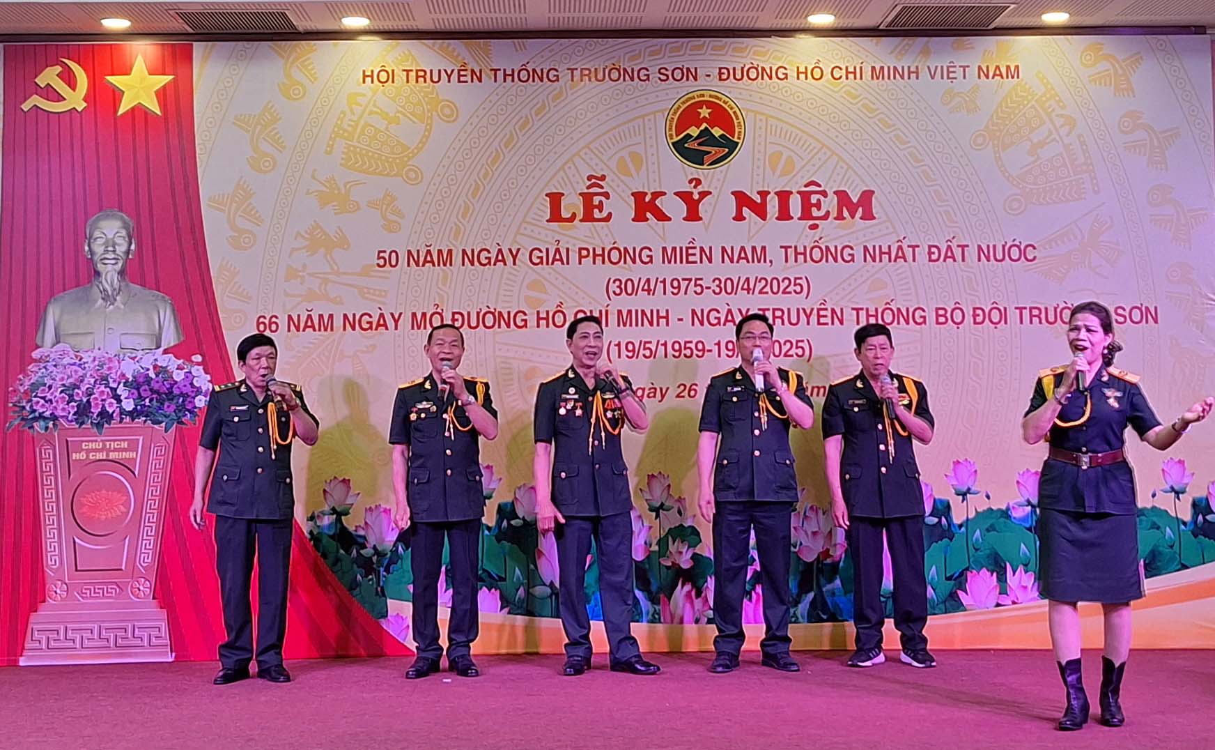 Ca khúc: Gửi lại Trường Sơn. Sáng tác Vũ Minh Vỹ. Biểu diễn: Thanh Đức và tốp nam CLB Phong Lan Trường Sơn.