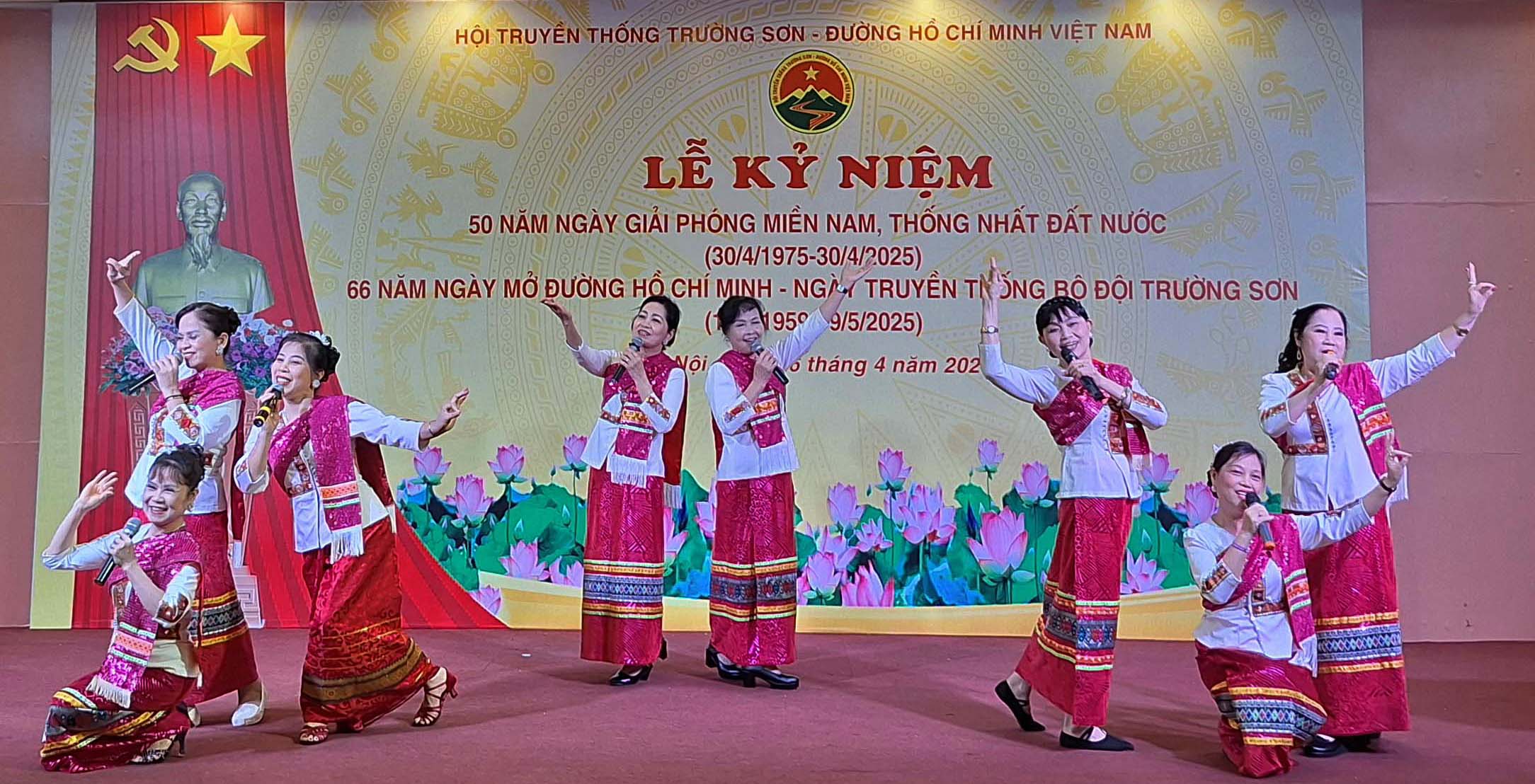 Ca khúc: Gửi anh Bộ đội Lào. Biểu diễn: CLB nghệ thuật Phong Lan Trường Sơn.