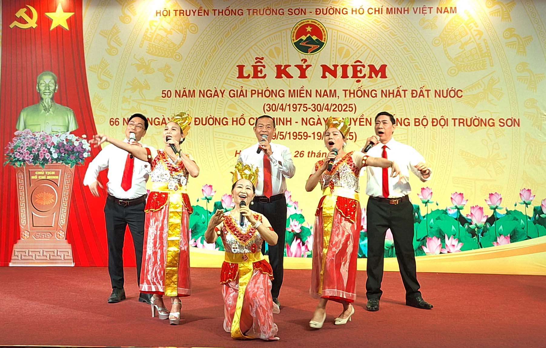 Ca khúc:Việt Nam Camphuchia xămpakhi. Biểu diễn: tốp ca nam nữ CLB nghệ thuật phong Lan Trường Sơn.
