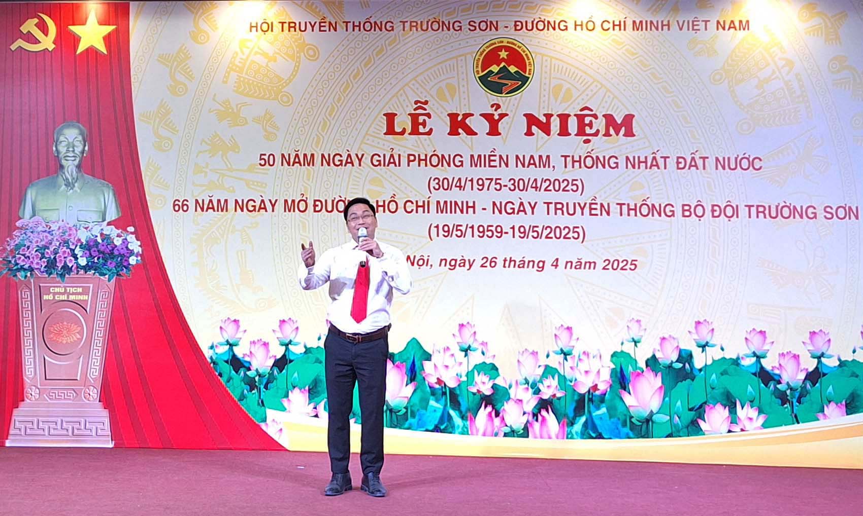 Ca khúc: Chúng con canh giấc ngủ cho Người. Biểu diễn: Huyền Ngọc CLB nghệ thuật Phong Lan Trường Sơn.