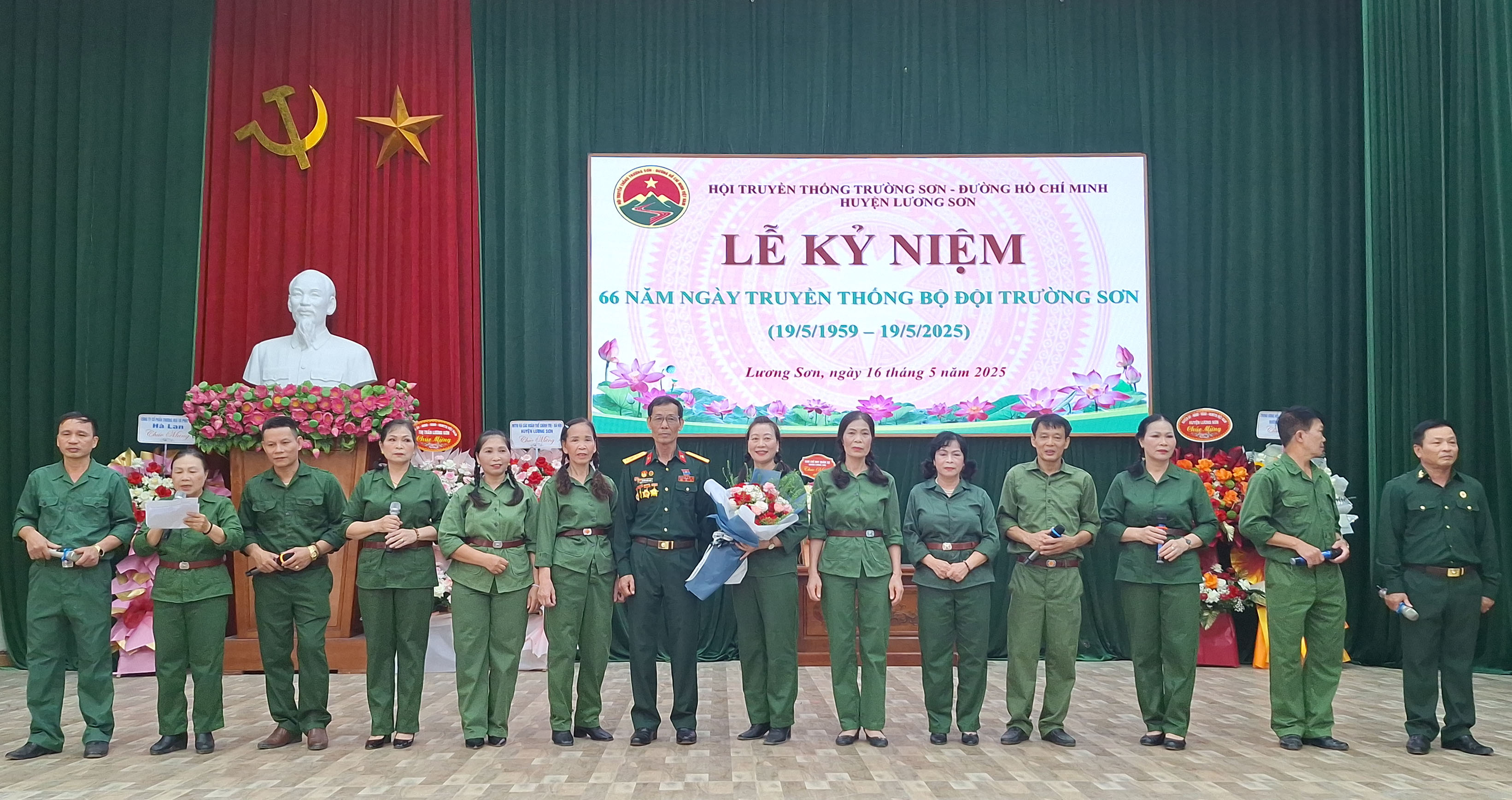 Đội văn nghệ TT Lương Sơn biểu diễn văn nghệ chào mừng lễ kỉ niệm 66 năm ngày truyền thống bộ đội Trường Sơn.
