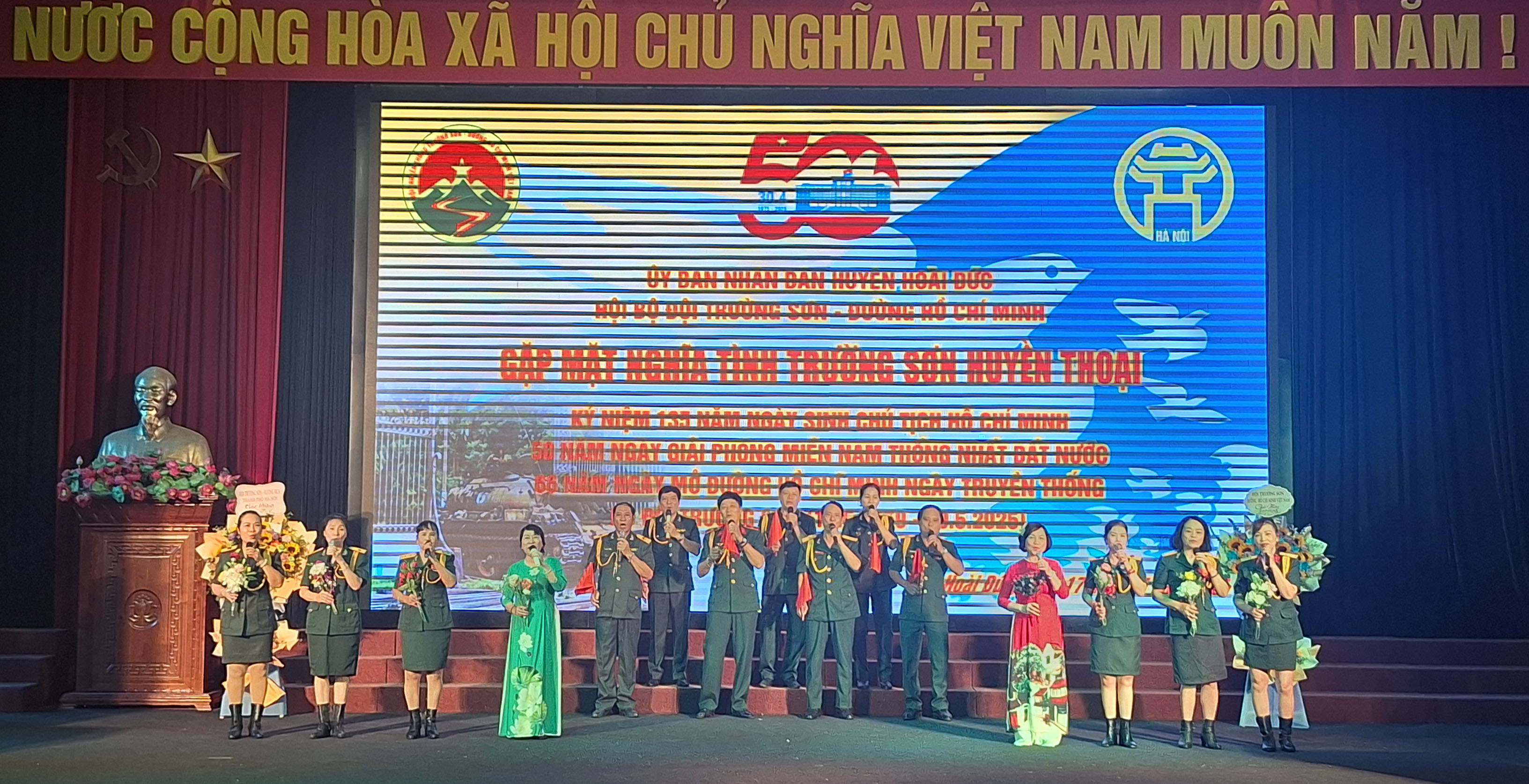 Câu lạc bộ  VHNT Trường Sơn TP Hà Nội biểu diễn văn nghệ chào mừng 135 năm ngày sinh Chủ tịch Hồ Chí Minh.