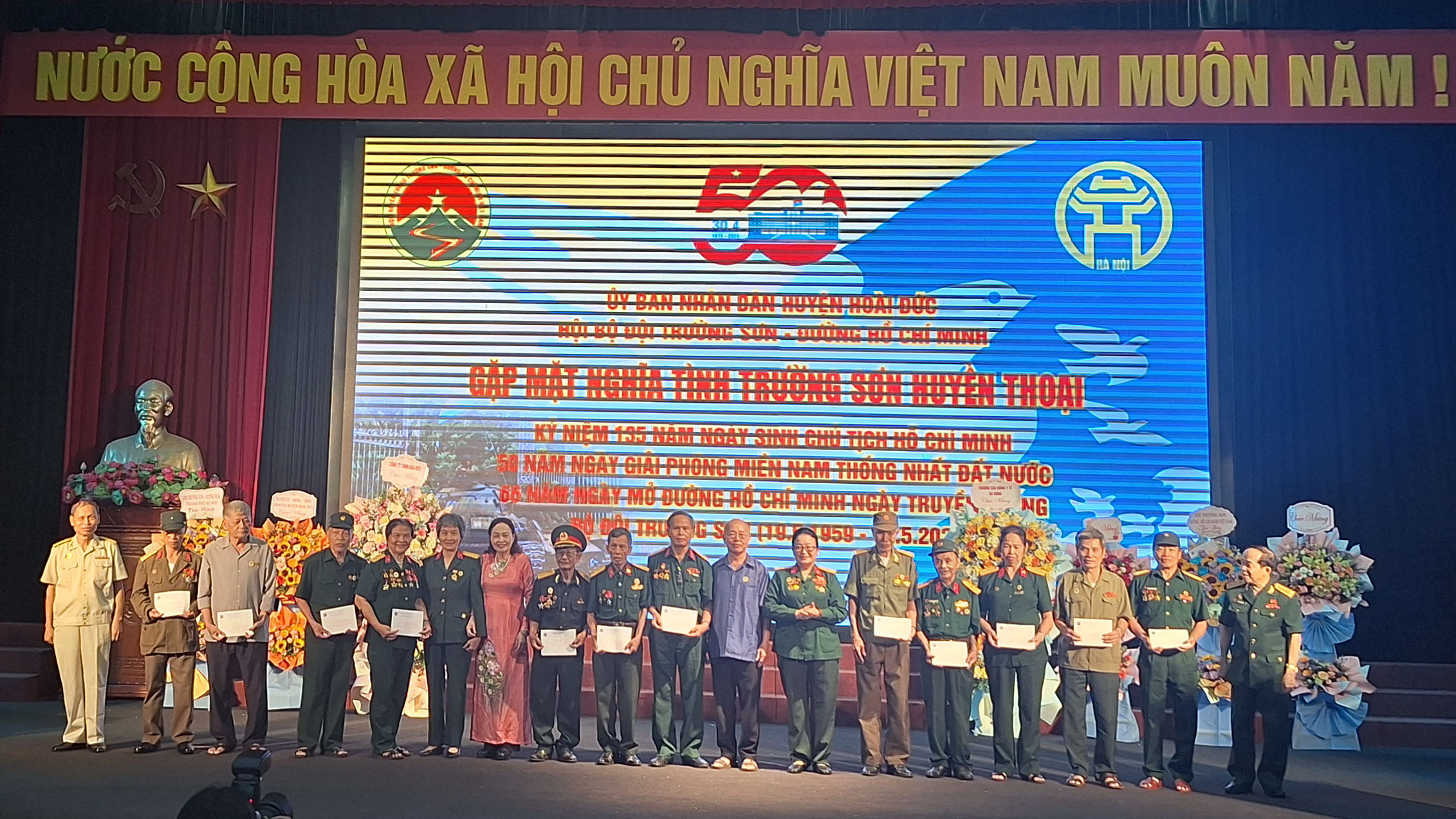 Phóng sự: Hội Trường Sơn huyện Hoài Đức gặp mặt tri ân, tặng quà các ciến sỹ Trường Sơn huyền thoại.