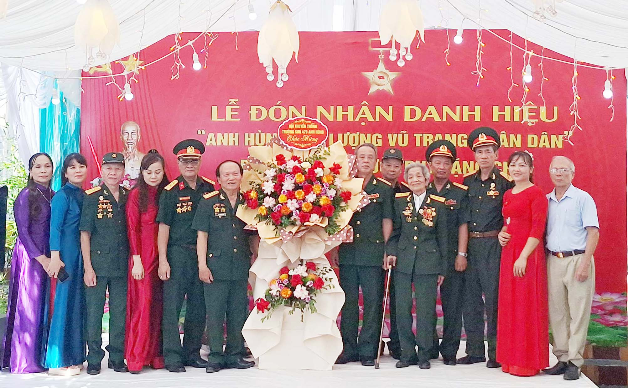 Lễ đón nhận danh hiệu Anh hùng LLVTND do Chủ tịch nước truy tặng cho cố đại tá Nguyễn Đức Phương-Nguyên Phó sư đoàn trưởng sư đoàn 470 BTL Trường Sơn.