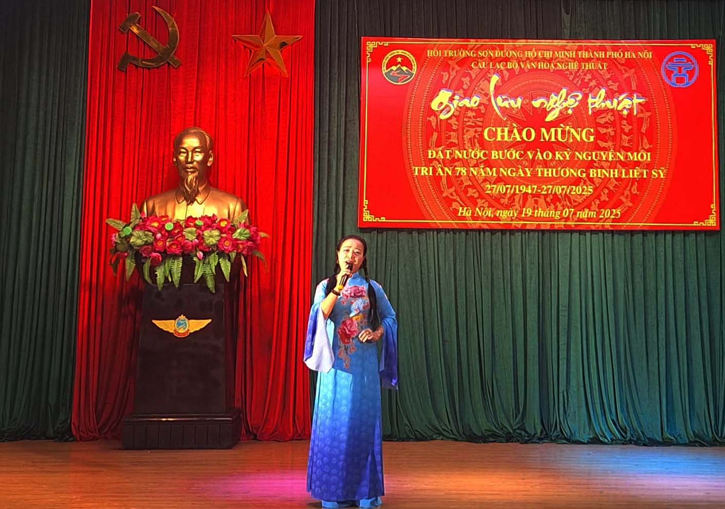 Ca khúc:Hà Nội-Huế-Sài Gòn.Biểu diễn: Ca sĩ Hồng Phin - Đoàn nghệ thuật Trường Sơn Long Biên Hà Nội.