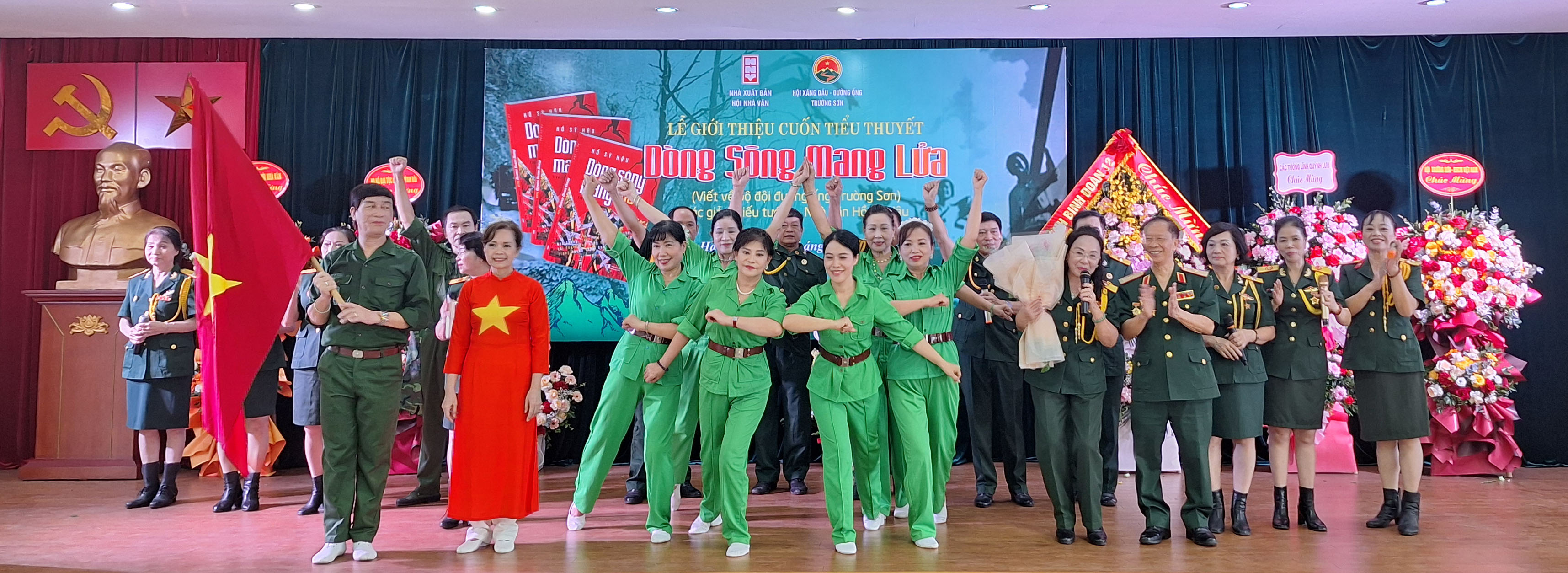 Chương trình văn nghệ chào mừng: Lễ giới thiệu tiểu thuyết Dòng sông mang lửa của tác giả Thiếu tướng,Nhà văn Hồ Sĩ Hậu.