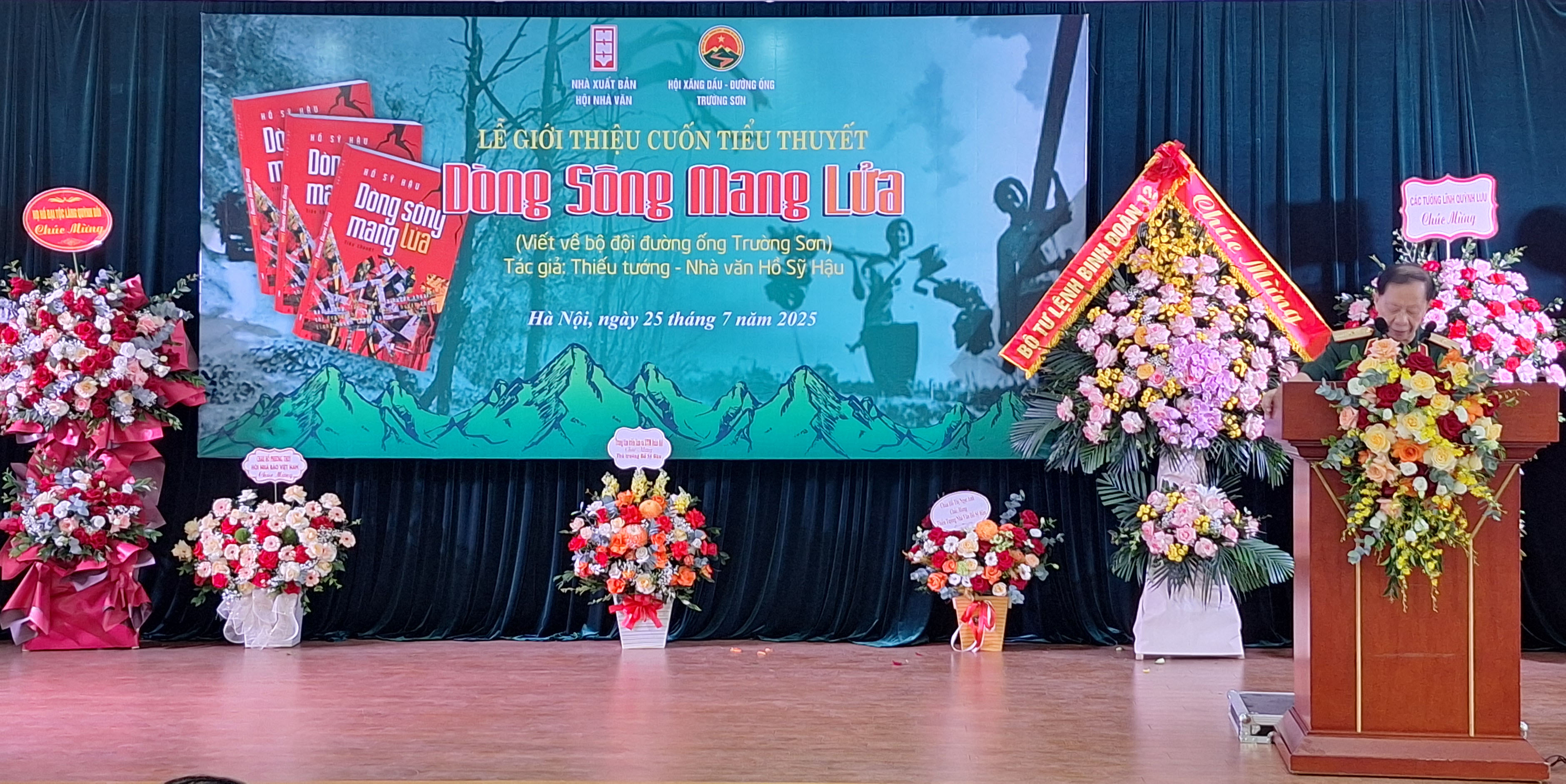 Lễ giới thiệu tiểu thuyết Dòng sông mang lửa của tác giả Thiếu tướng, Nhà văn Hồ Sĩ Hậu.