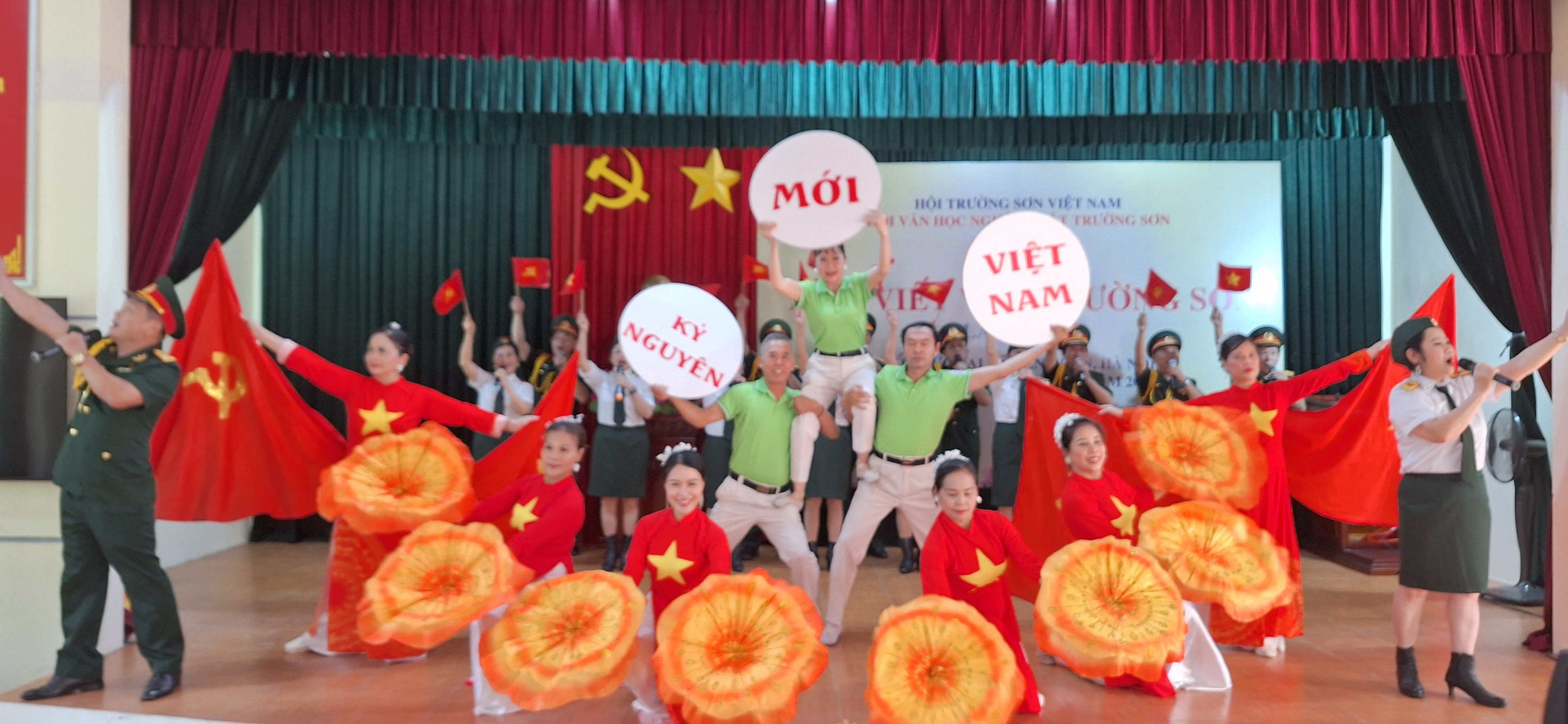 Chương trình văn nghệ chào mừng lễ khai mạc trại viết văn Trường Sơn lần thứ 3.
