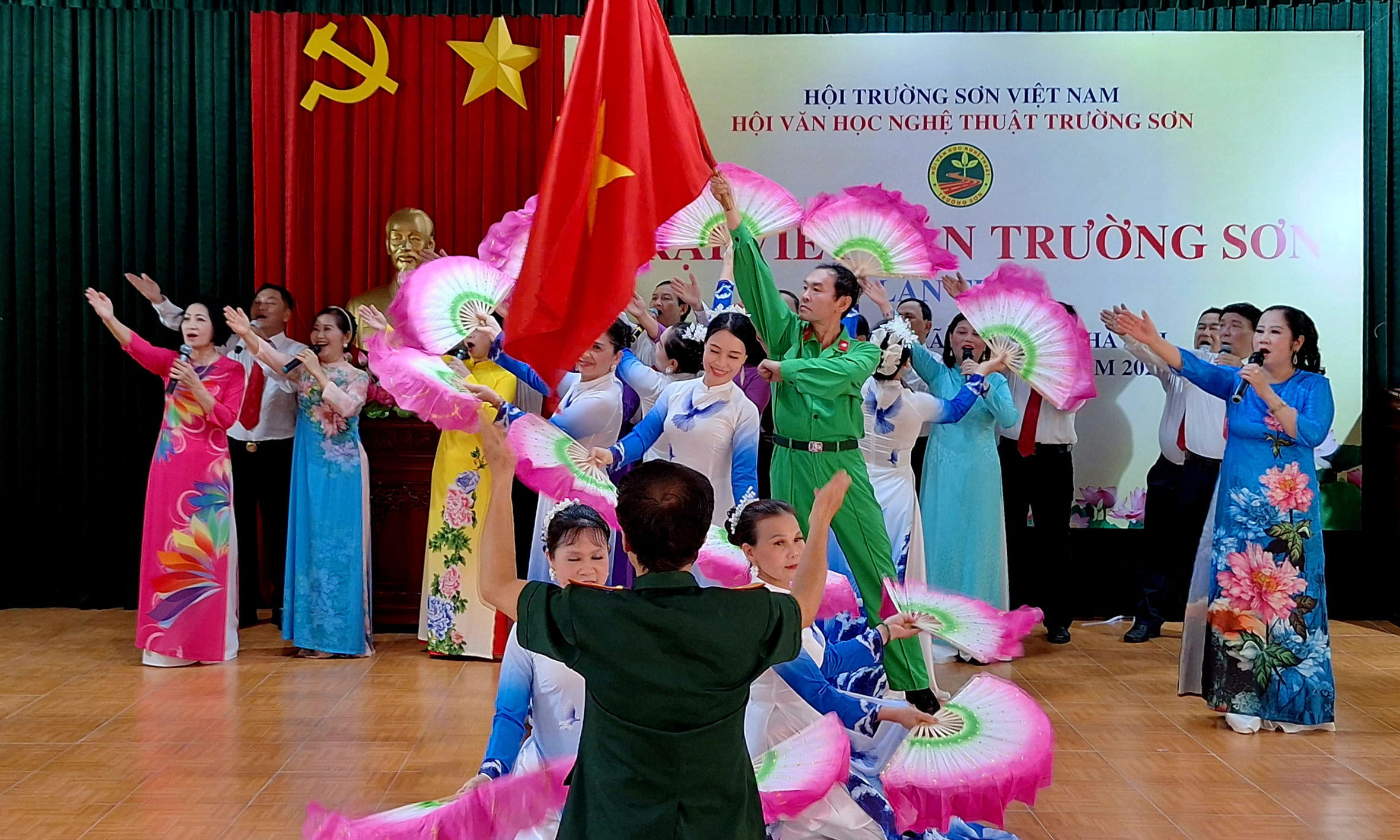 Câu lạc bộ Phong lan Trường Sơn biểu diễn văn nghệ chào mừng Trại viết Trường Sơn lần thú 3.