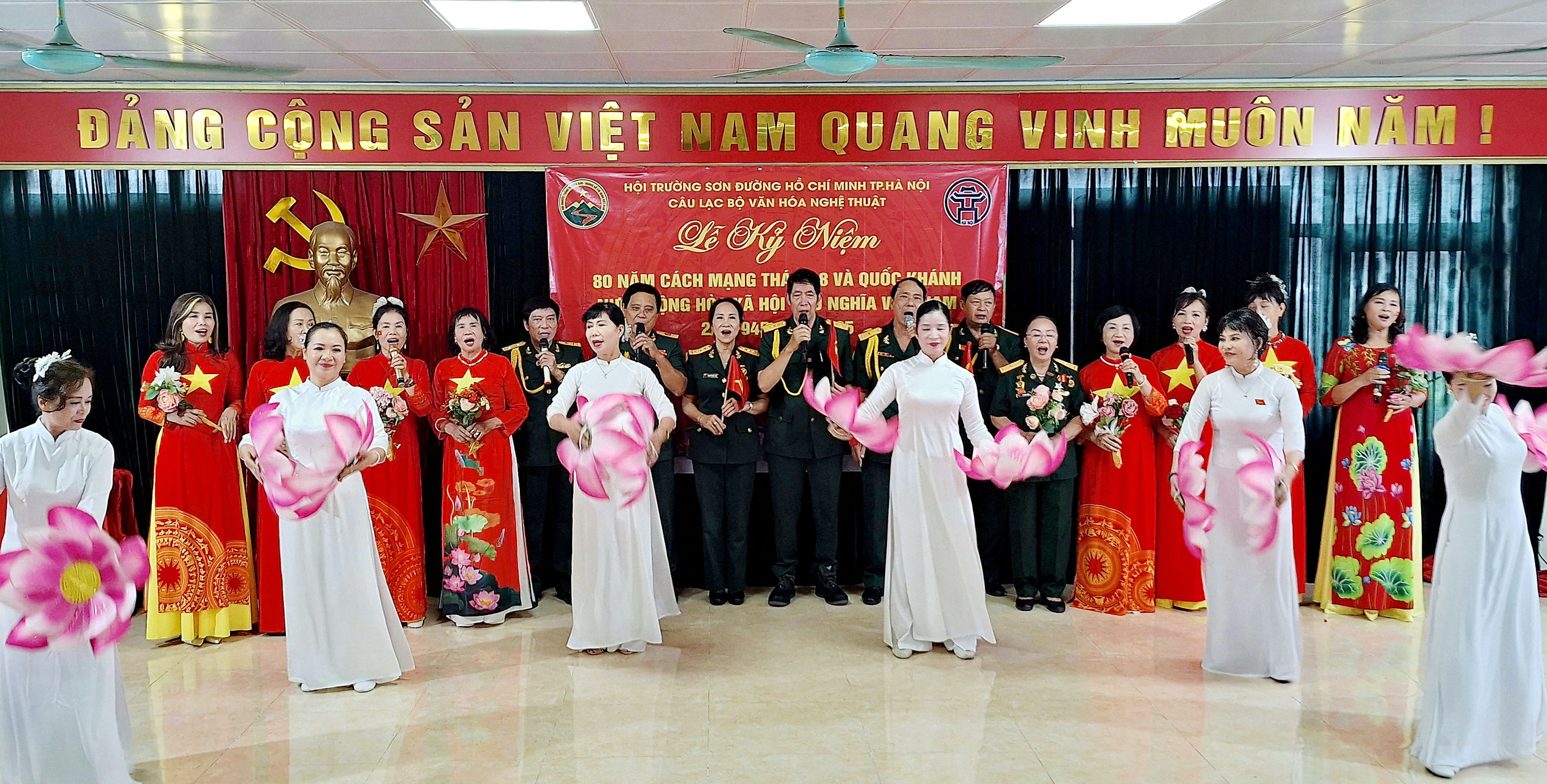 Câu lạc bộ văn hoá nghệ thuật Trường Sơn TP Hà Nội biểu diễn văn nghệ chào mừng 80 năm Quốc khánh 2-9.