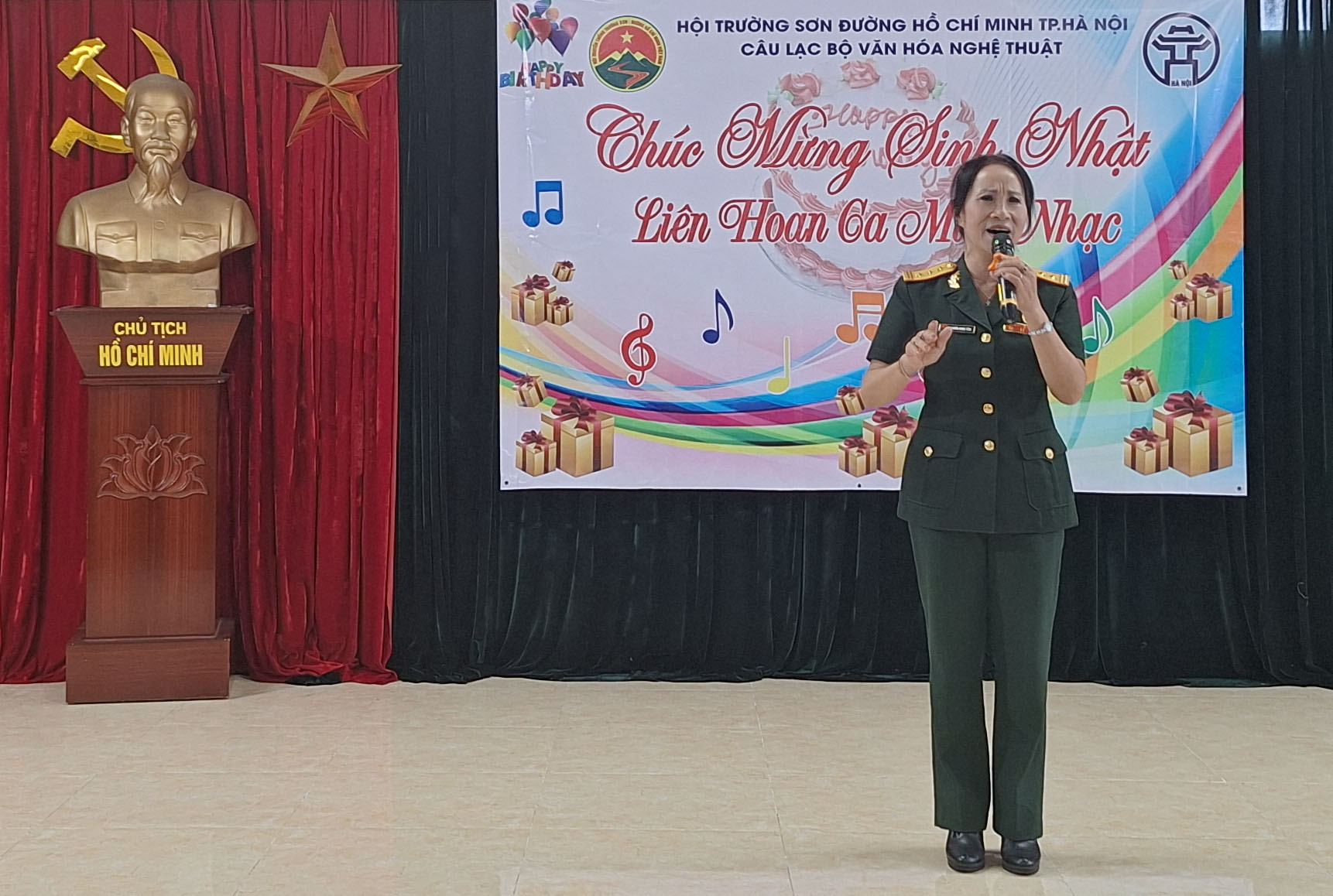 Ca sĩ Minh Tâm biểu diễn ca khúc: Tổ quốc gọi tên mình.