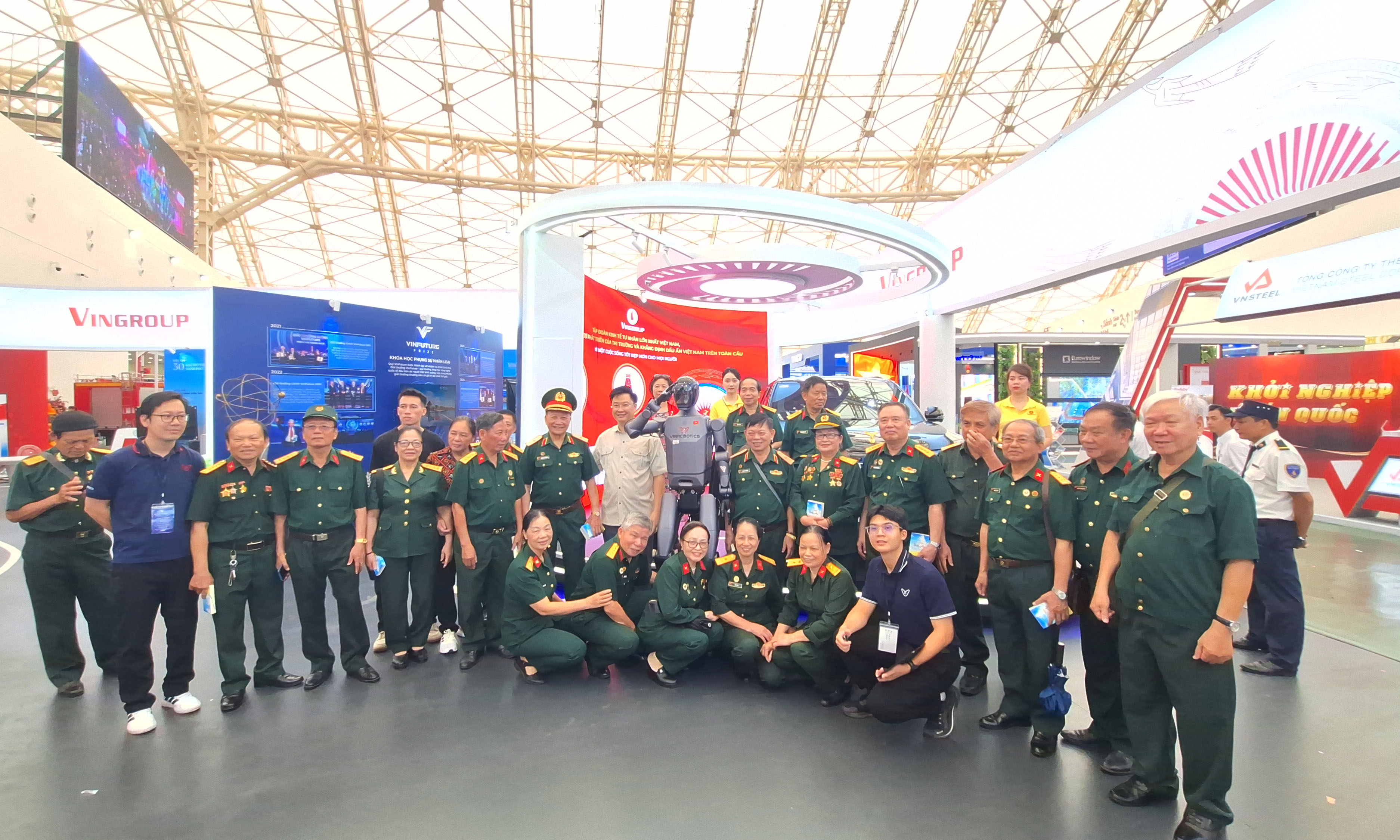 Đoàn đại biểu Hội Trường Sơn Việt Nam thăm trung tâm tiển lãm Quốc gia - Đông anh thủ đô Hà Nội.