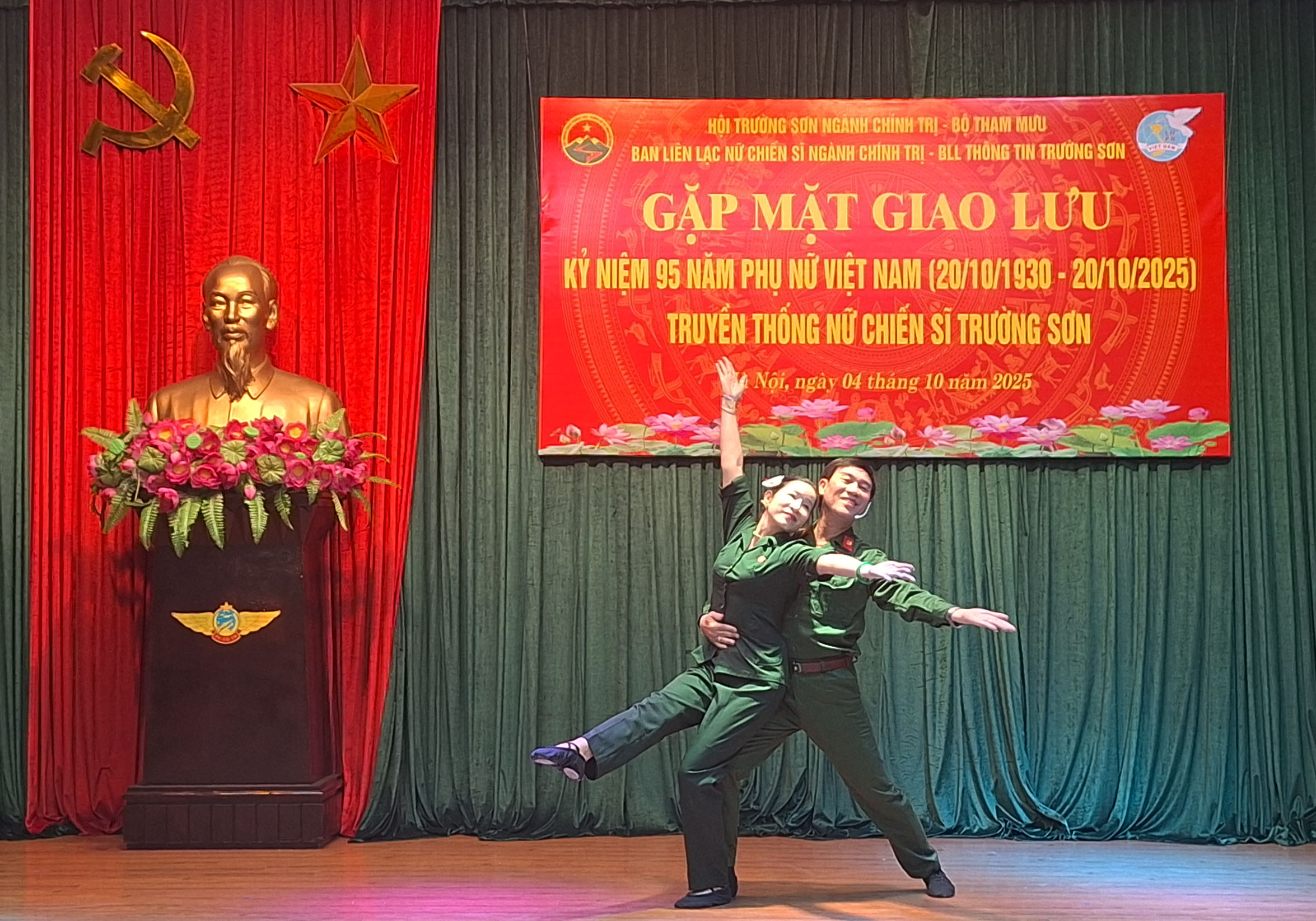 Ca khúc: Kỉ niệm mối tình đầu. Biểu diễn: Nghệ sĩ Xuân Quỳnh và Bích Thuỷ CLB VHNTTS TP Hà Nội