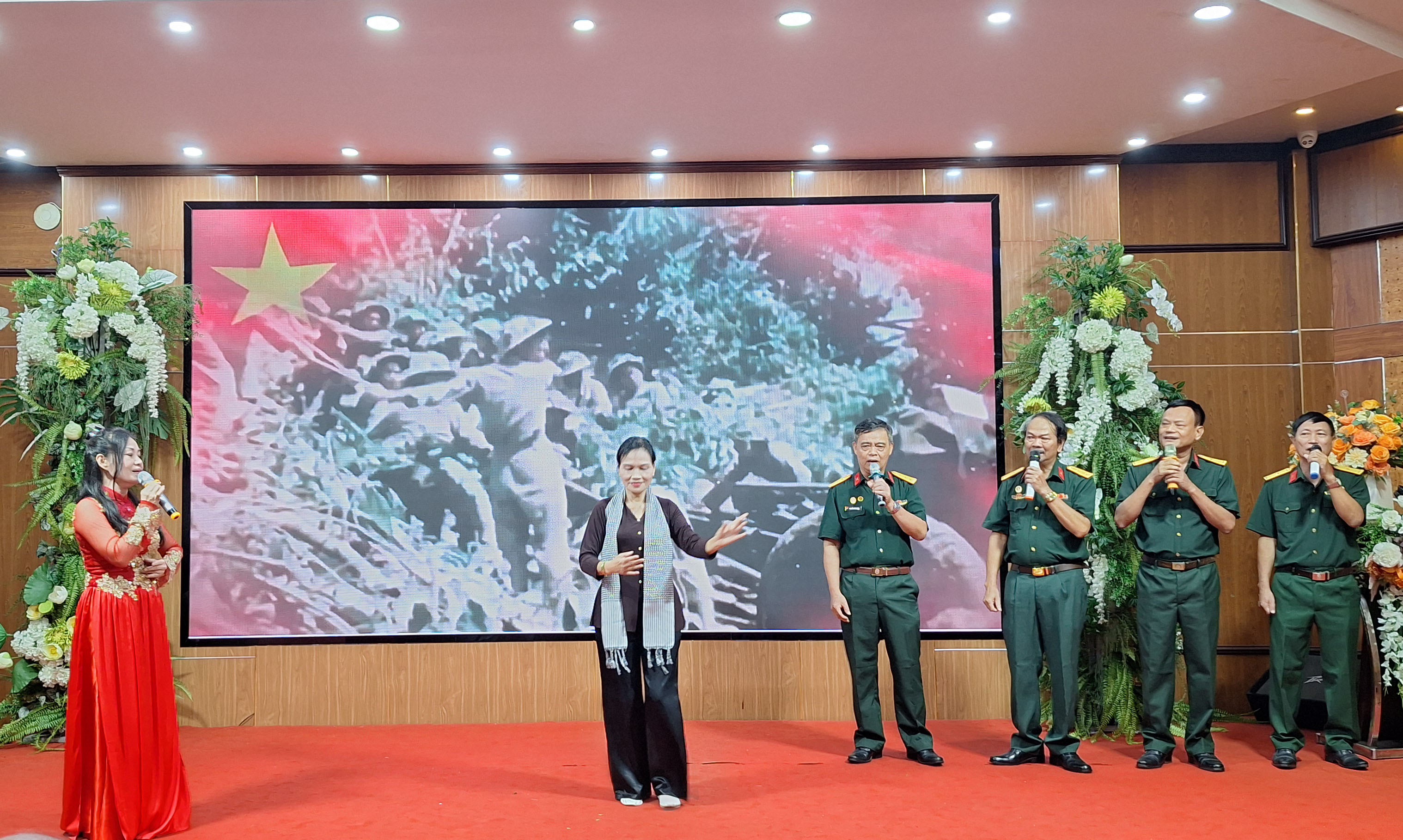 Khúc hát ru người mẹ lính. Biểu diễn: Tốp ca nam nữ Câu lạc bộ văn nghệ Trường Sơn Hoà Bình.