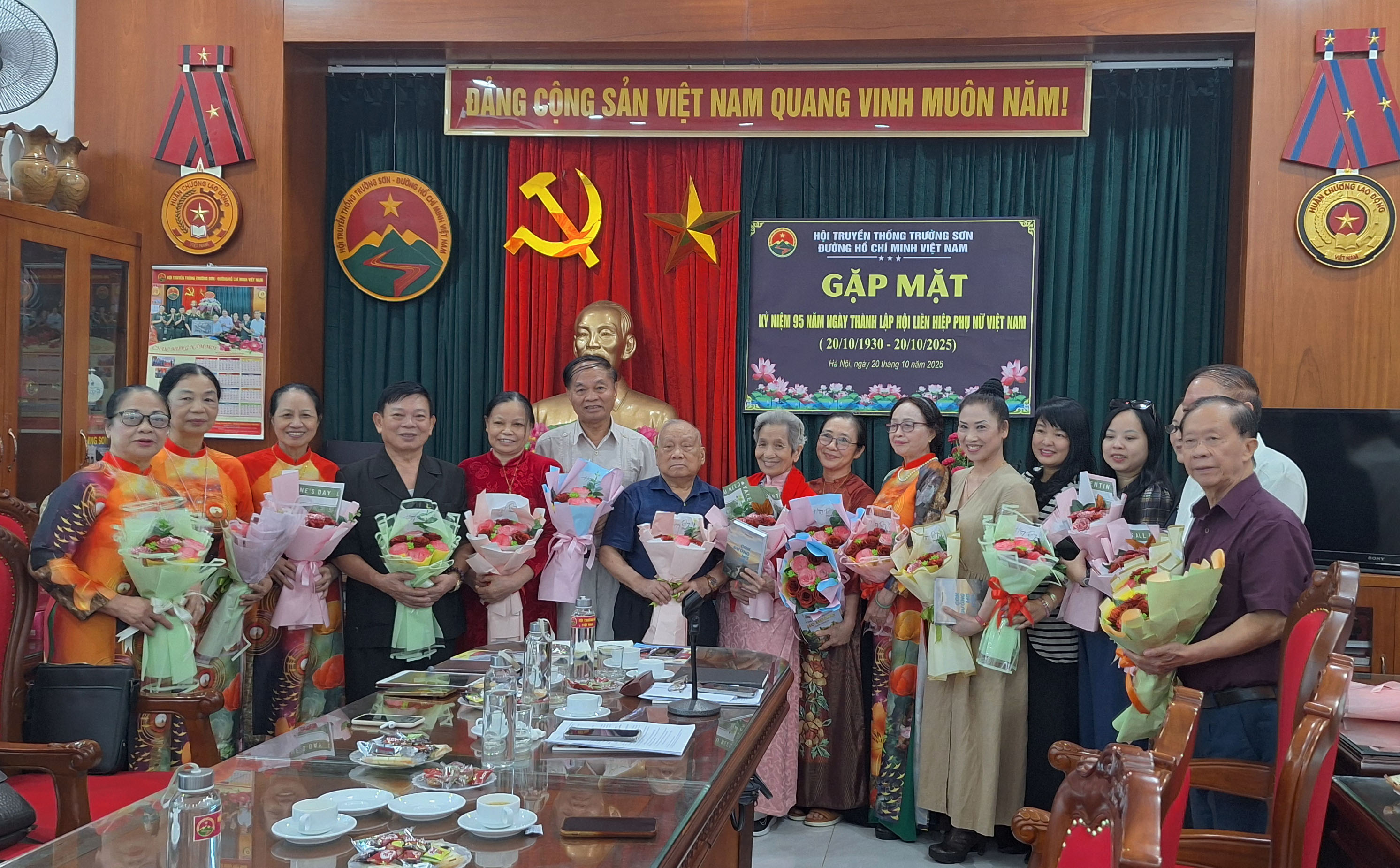 Hội Trường Sơn Việt Nam-Gặp mặt kỉ niềm 95 năm Ngày thành lập Hội LHPN Việt Nam.