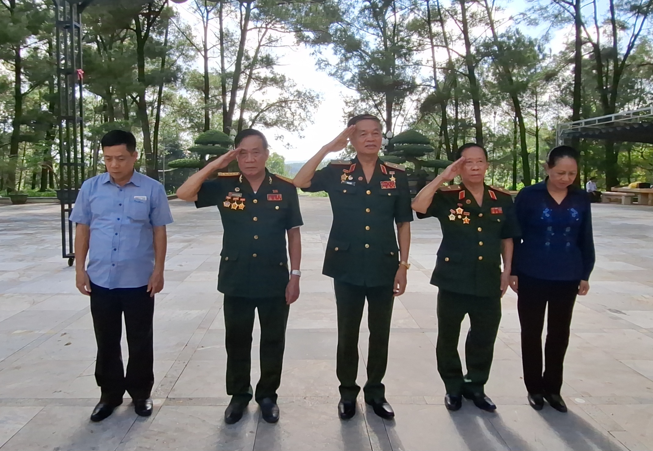 Đoàn đại biểu đại diện thường trực Hội TSVN dâng hương các AHLSTS tại Nghĩa trang Liệt sĩ QGTS.