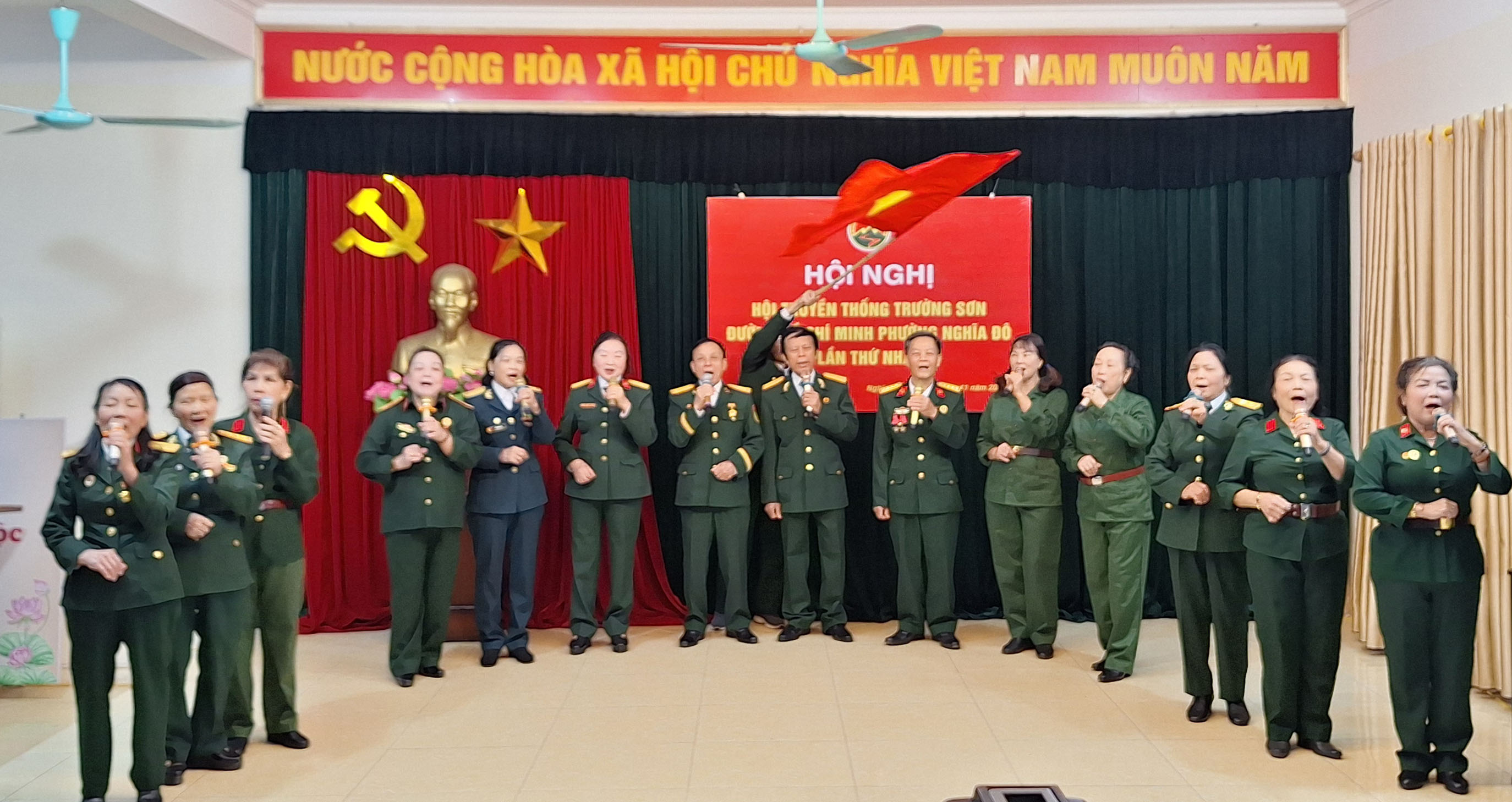 Văn nghệ chào mừng hội nghị công bố quyết định thành lập Hội Trường Sơn phường Nghĩa Đô - TP Hà Nội.