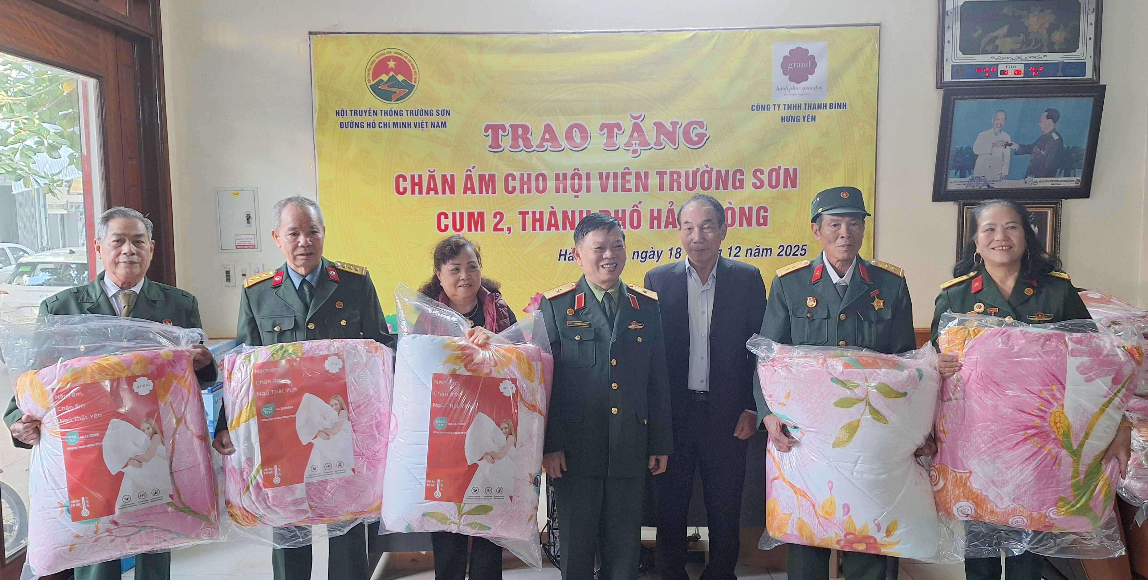 P/S: Hội TSVN và Công ty TNHH Thanh Bình Hưng Yên tặng chăn ấm cao cấp cho HV Trường Sơn TP Hải Phòng.