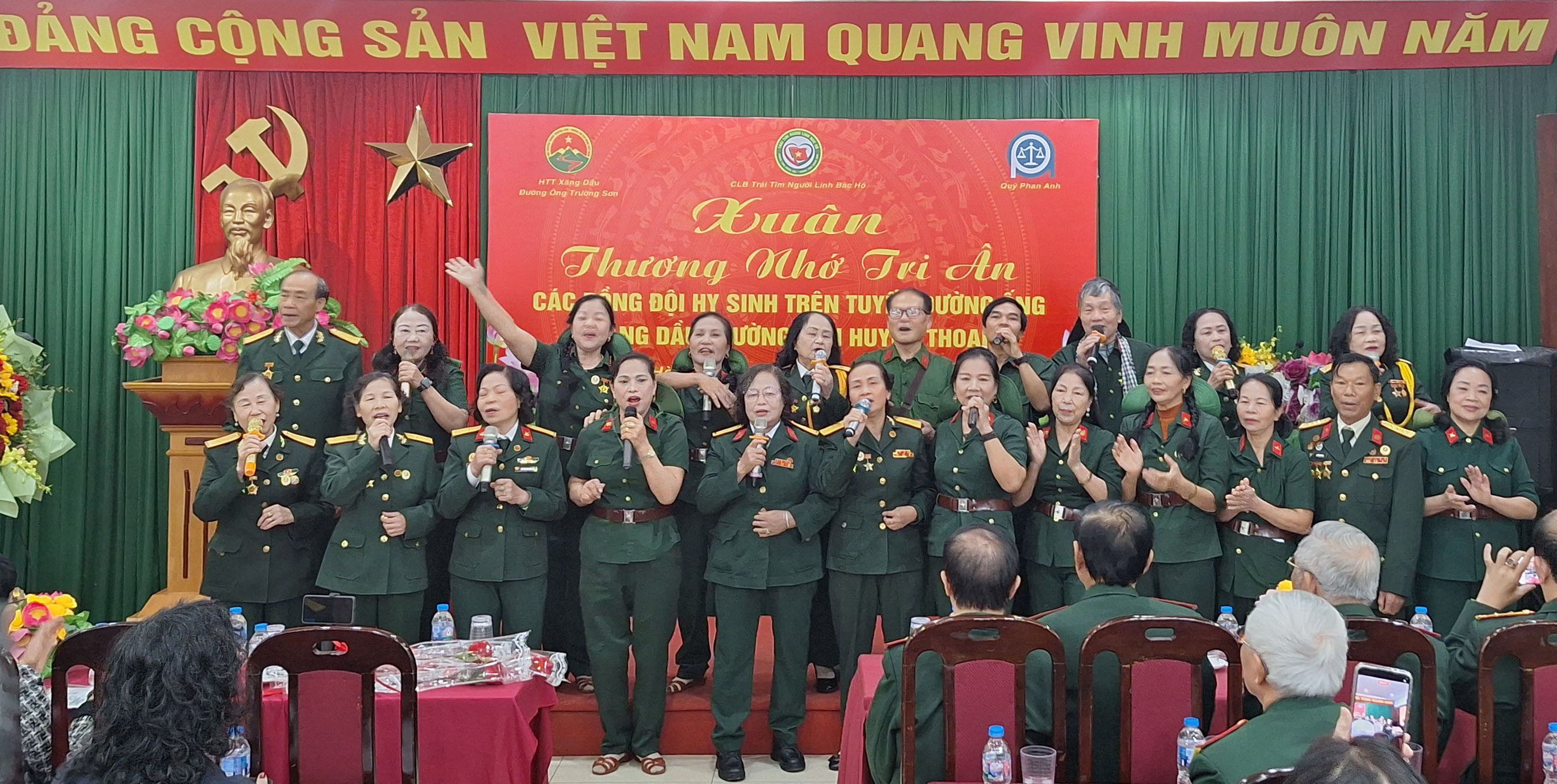 Văn nghệ chào mừng: Xuân thương nhớ tri ân các đồng đội đã hy sinh trên tuyến đường ống xăng dầu Trường Sơn huyền thoại.