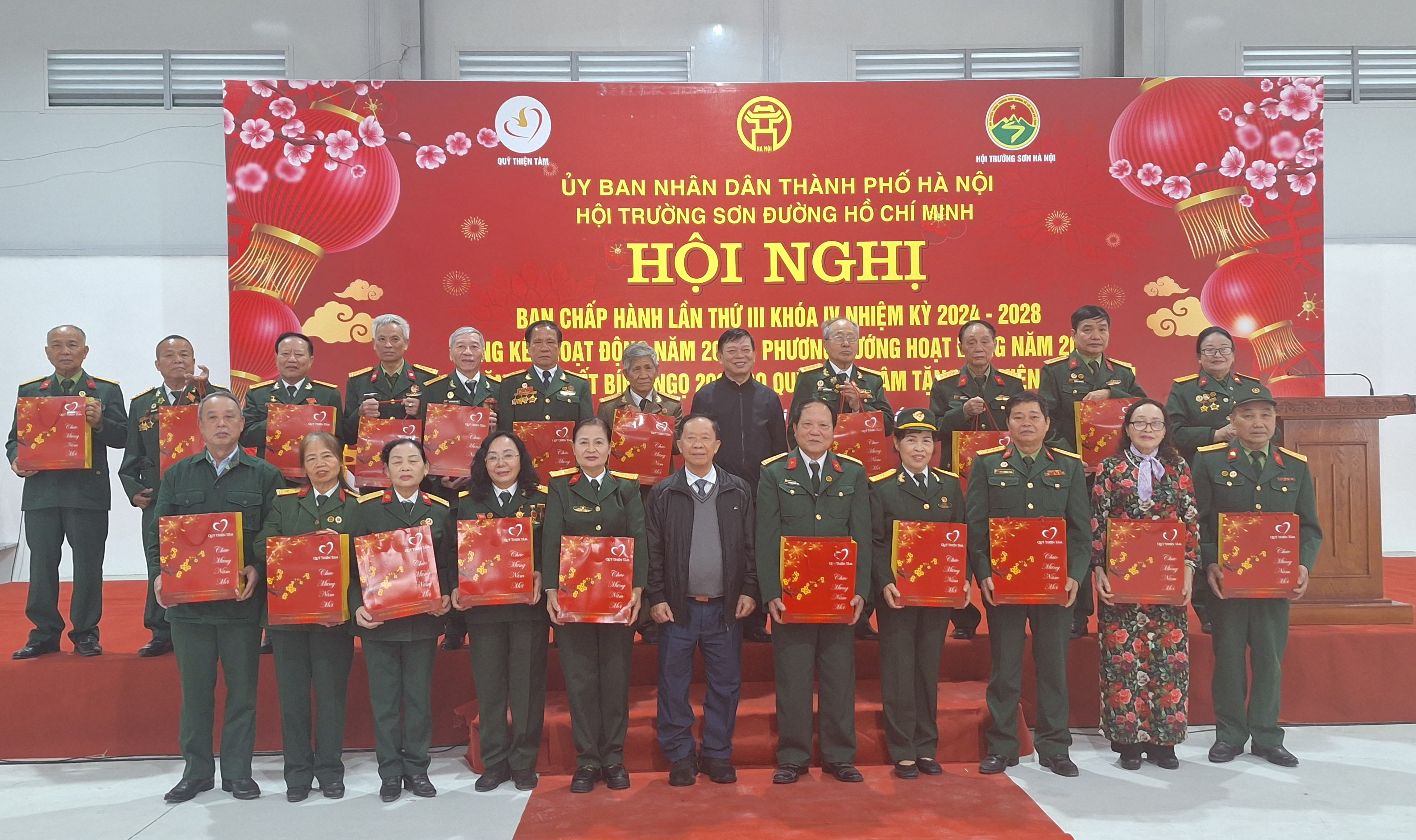 Hội Trường Sơn TP Hà Nội tổng kất công tác năm 2025 và trao quà Tết Bính Ngọ 2026 của Quỹ Thiện Tâm cho hội viên khó khăn.