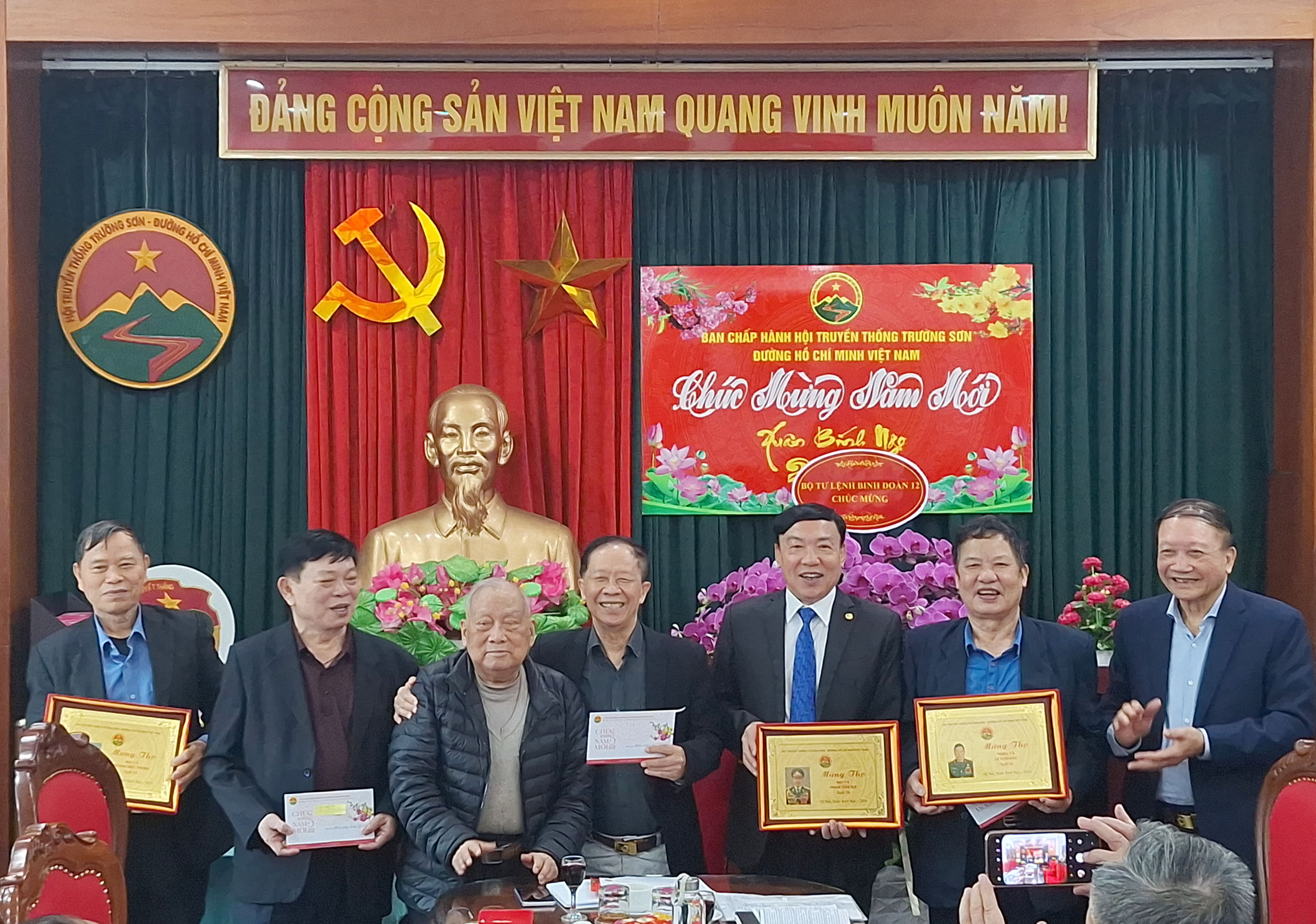 Hội Trường Sơn Việt Nam mừng Thọ hội viên cao tuổi cơ quan TW Hội.