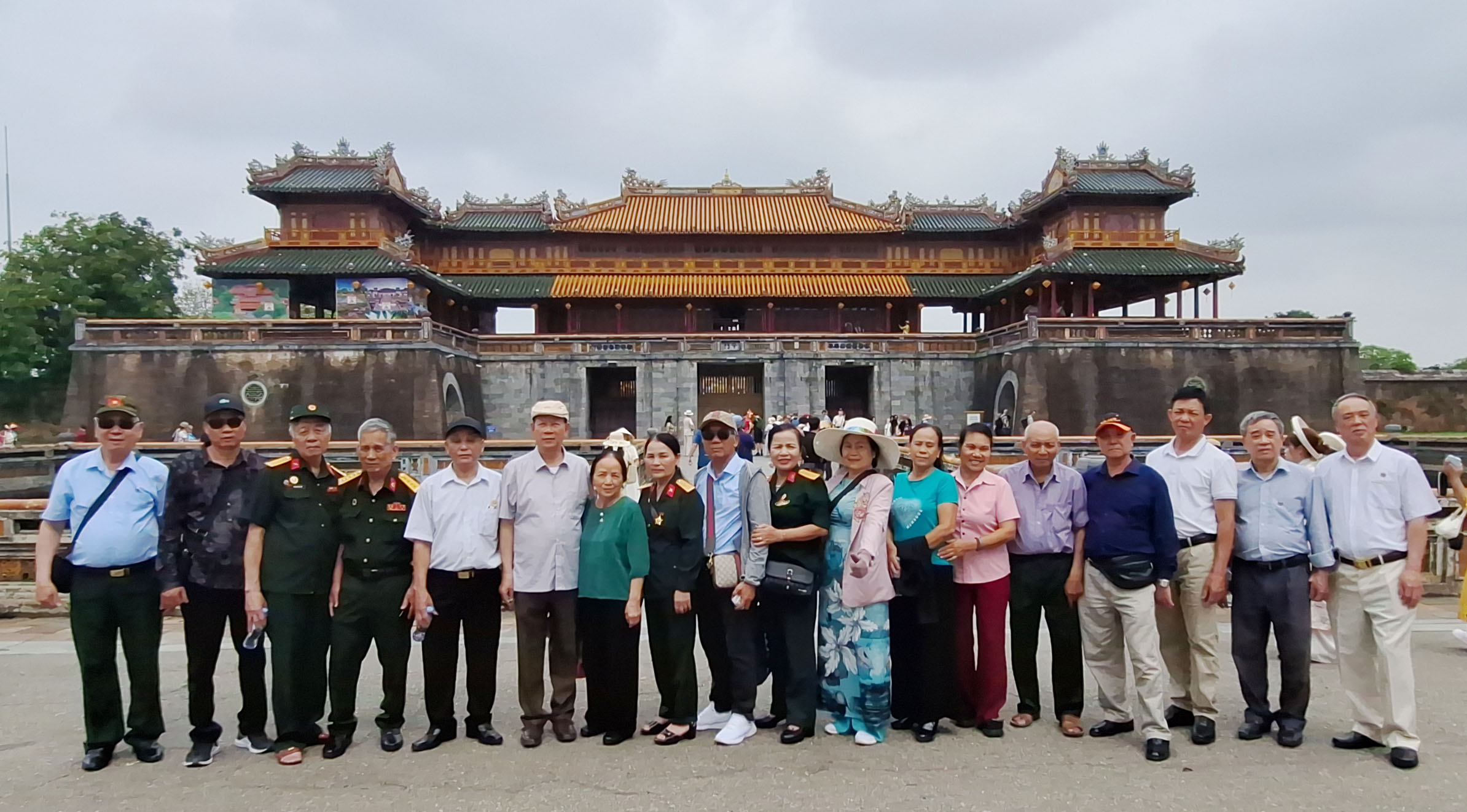 Đoàn đại biểu BLL Trung đoàn CB 551 Trường Sơn thăm Đại Nội Kinh thành Huế và xem biểu diễn Nhã nhạc cung đình Huế. 