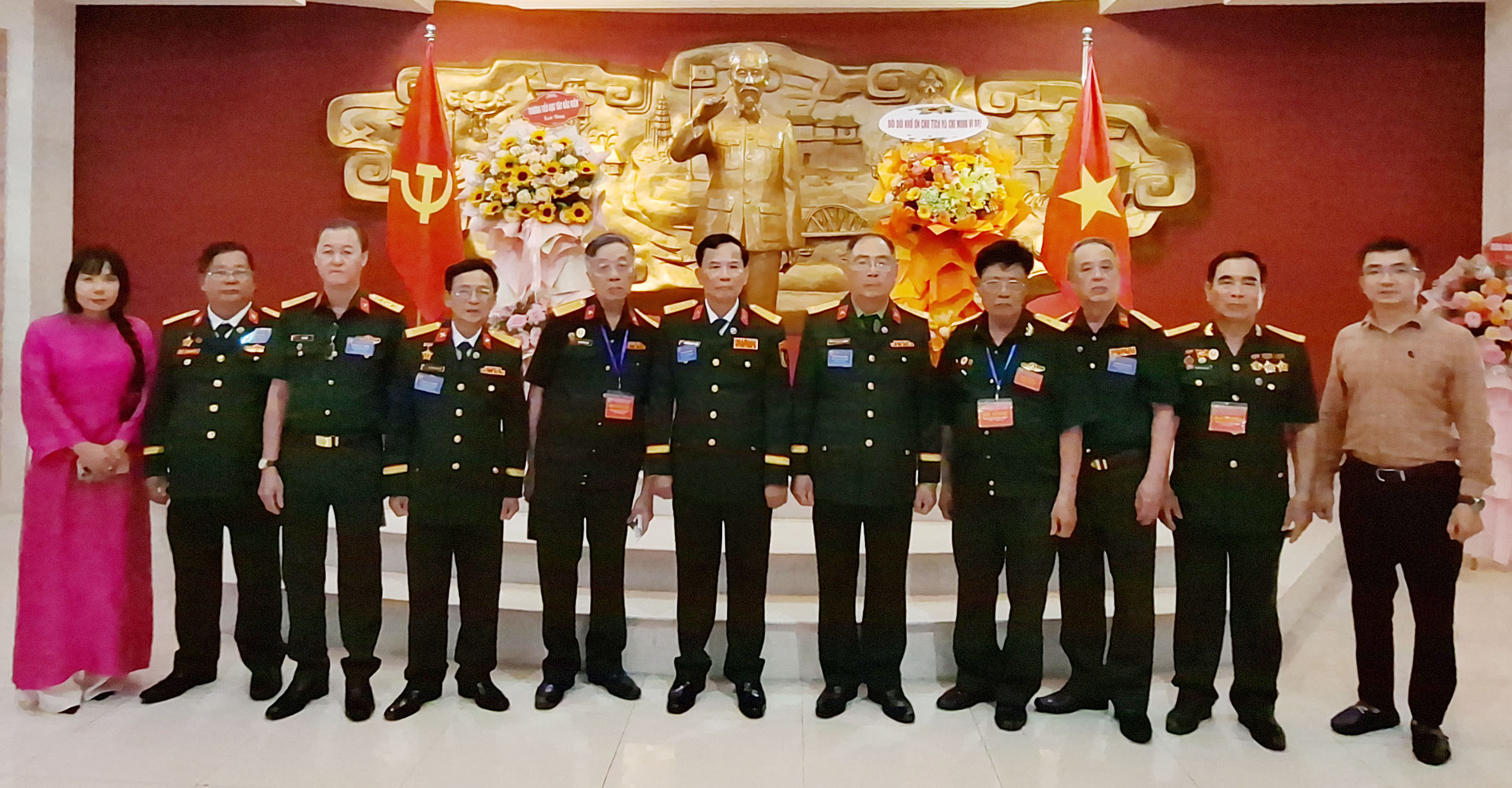 Ban liên lạc Trung đoàn 551 công binh dâng hương Chủ tịch Hồ Chí Minh tại Bảo tàng Hồ Chí Minh TP Huế.