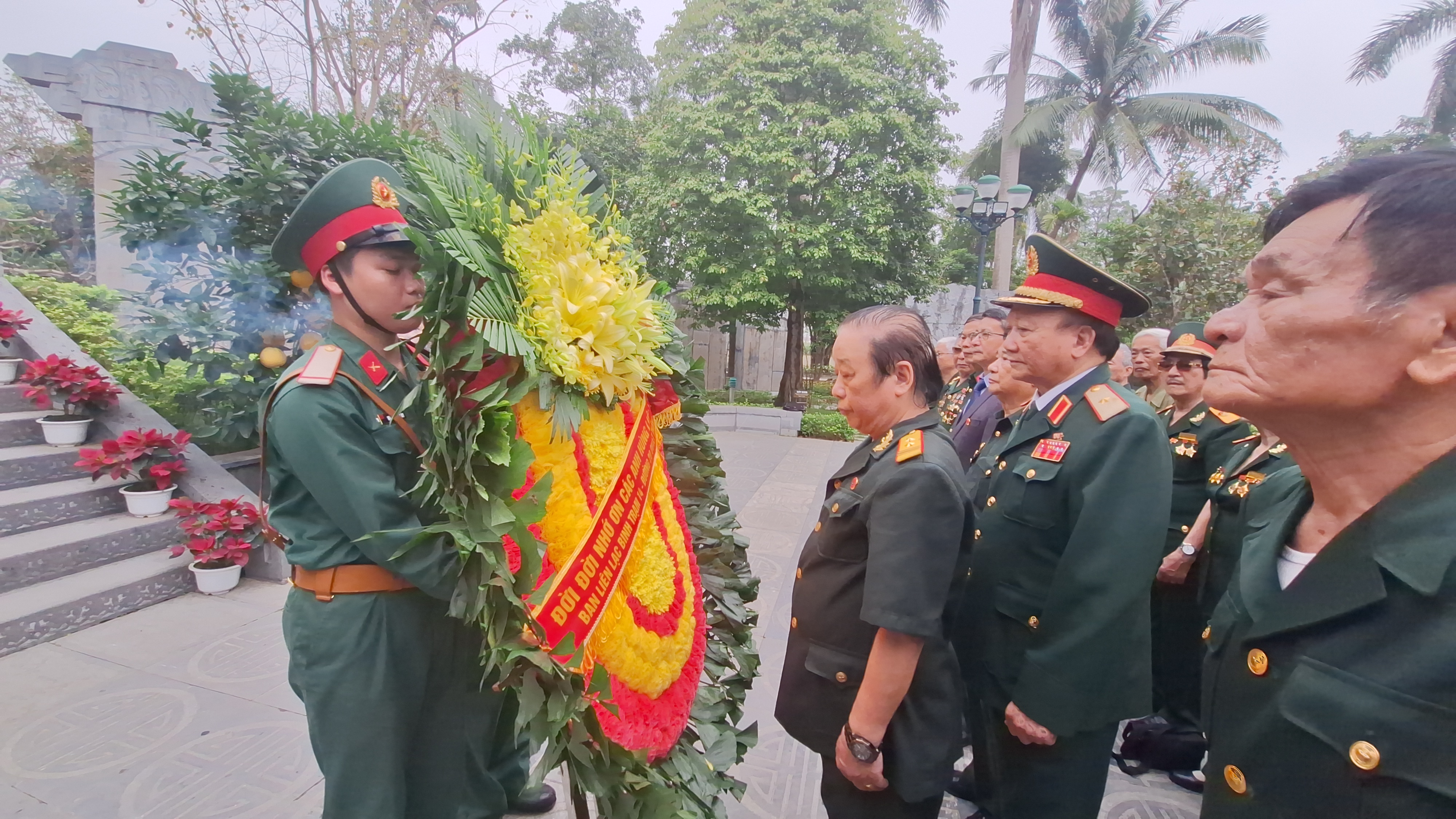 Ban liên lạc Binh trạm 14 dâng hương tri ân các AHLS Trường Sơn nhân kỉ niệmn 60 năm Ngày thành lập Binh trạm 14 anh hùng