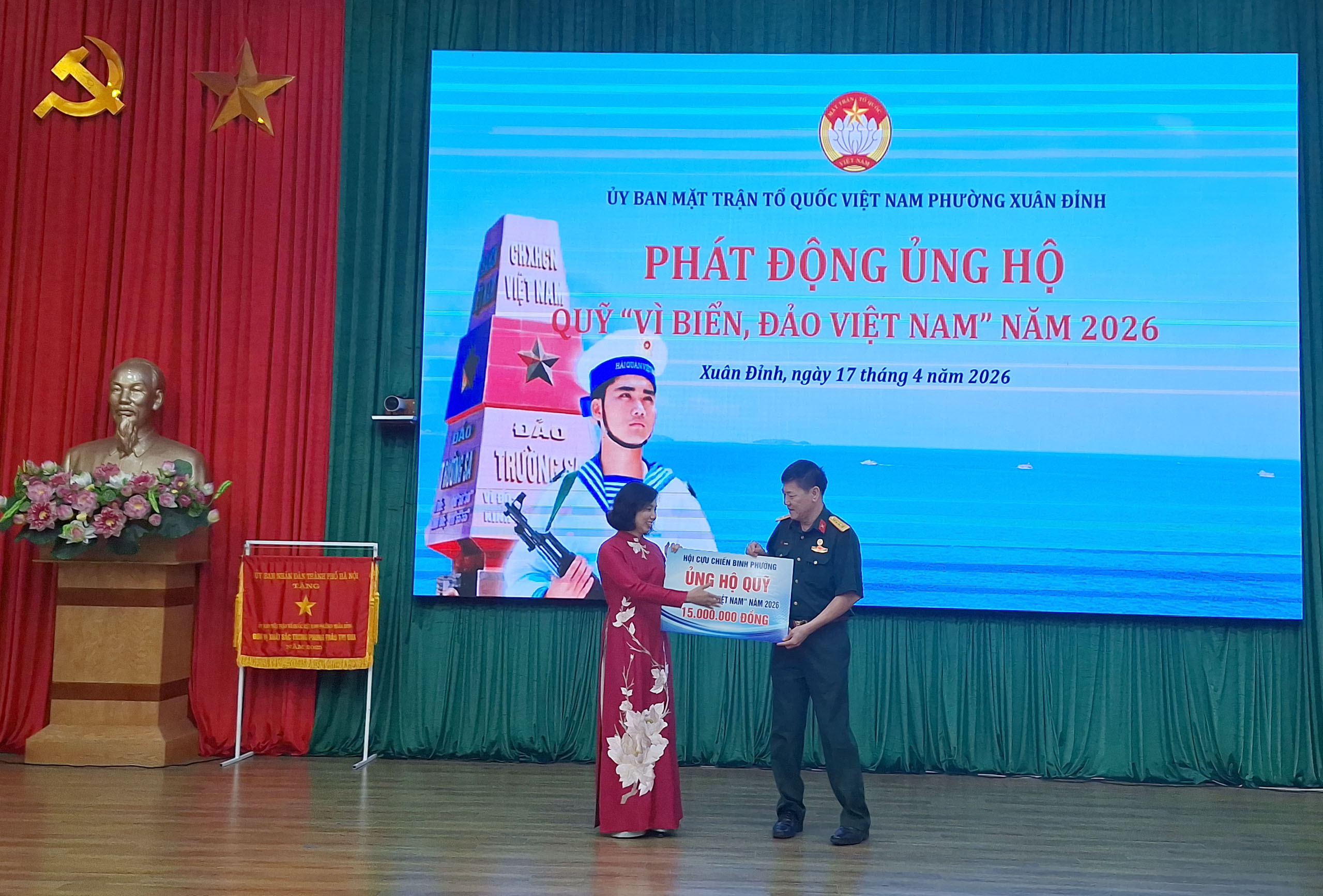 Cựu chiến binh phường Xuân Đỉnh và các đoàn thể thành phố Hà Nội ủng hộ Quỹ Vì Biển Đảo Việt Nam năm 2026.