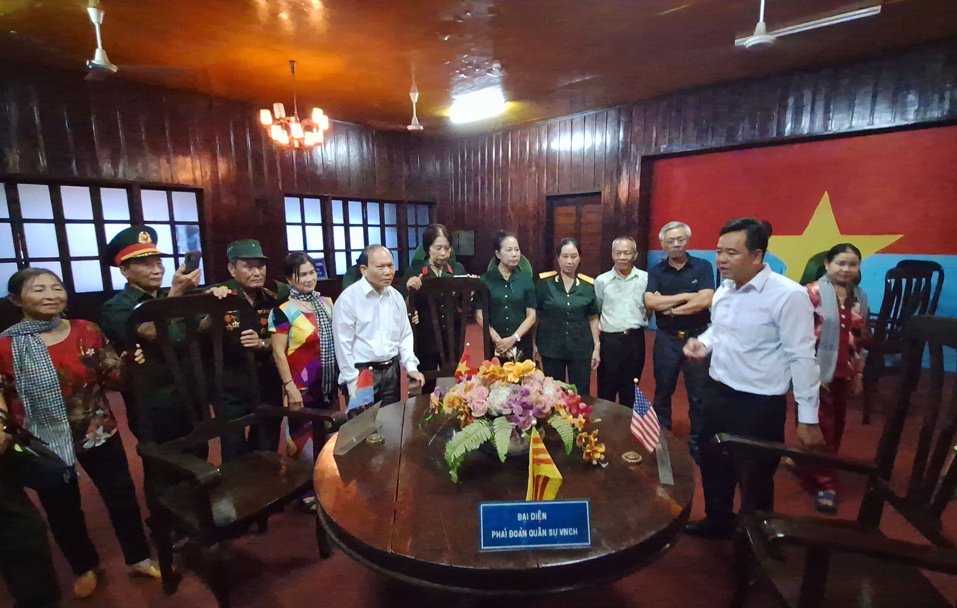 Thăm di tích lịch sử Quốc gia đặc biệt: Trụ sở Chính phủ cách mạng lâm thời CHMN Việt Nam