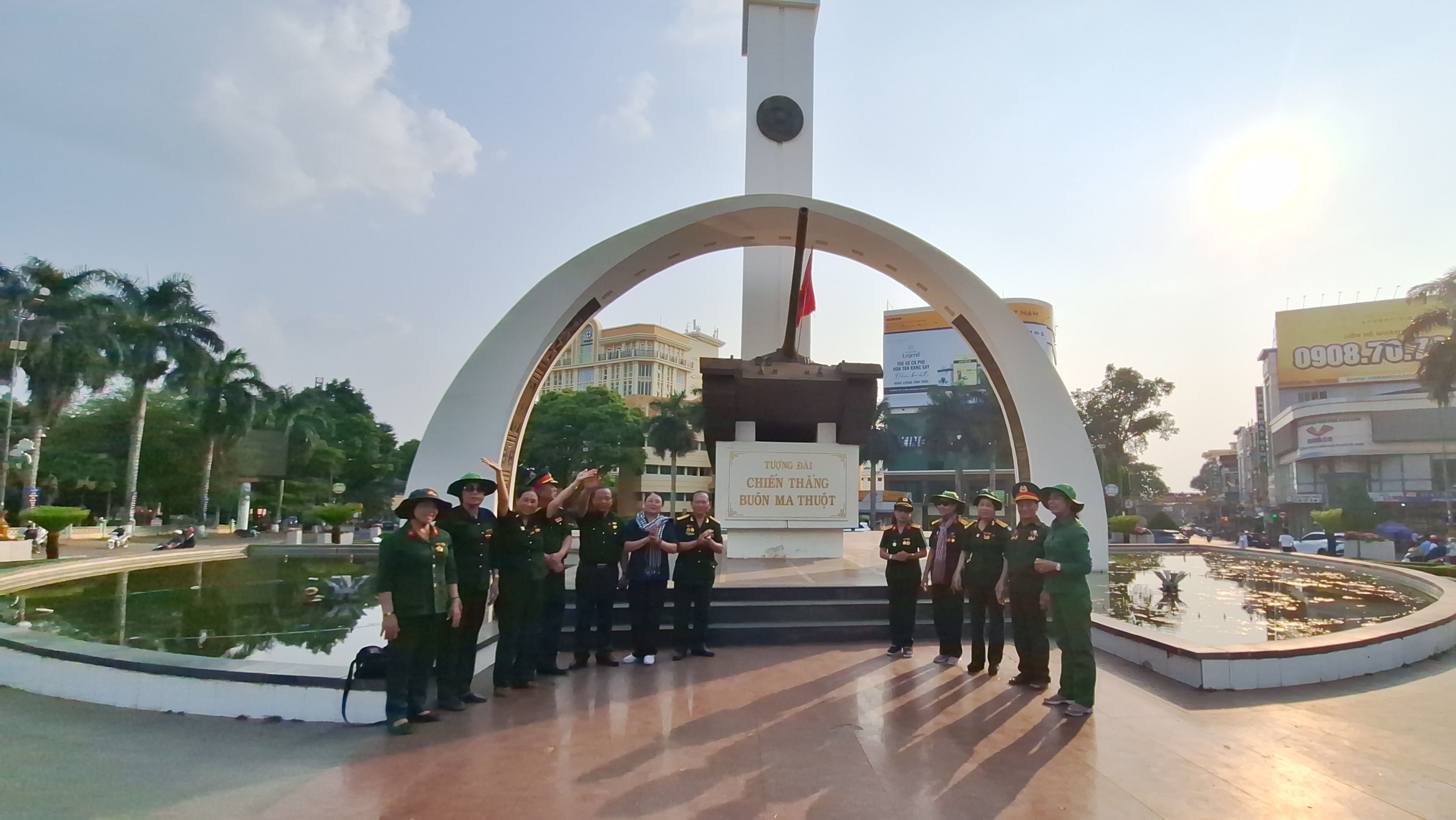 Đoàn đại biểu CCB sư đoàn 470 thăm thành phố Buôn Mê Thuột tỉnh Đắk Lak và giao lưu văn nghệ với CCB trung đoàn 4 sư đoàn 470 anh hùng.