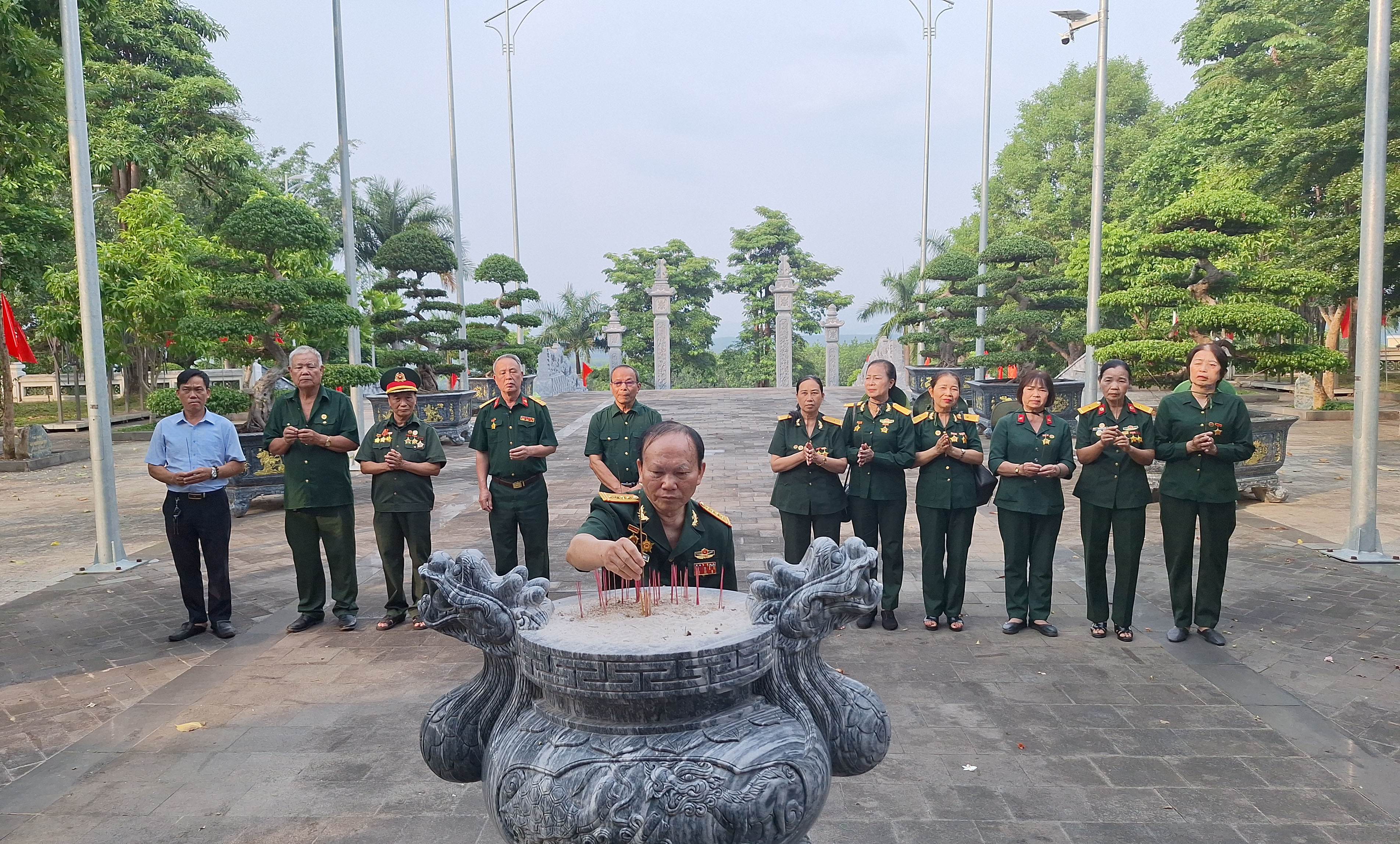 P/S Đoàn đại biểu Hội Trường Sơn sư đoàn 470 dâng hương tri ân các ahls đã hi sinh trên tuyến đường Đông Trường Sơn 