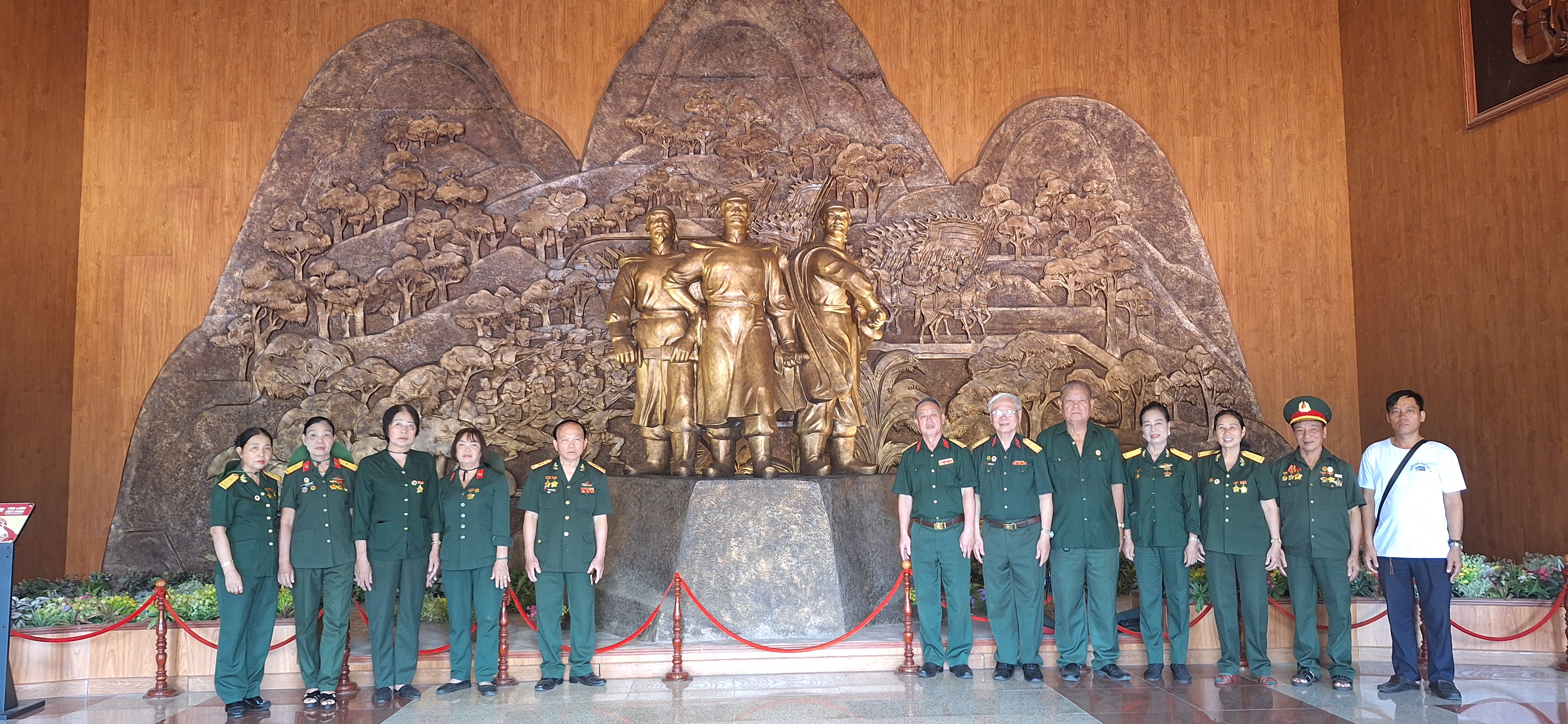 P/S Hội Trường Sơn sư đoàn 470 dâng hương Hoàng đế Quang Trung-Nguyễn Huệ và thăm bảo tàng Tây Sơn.