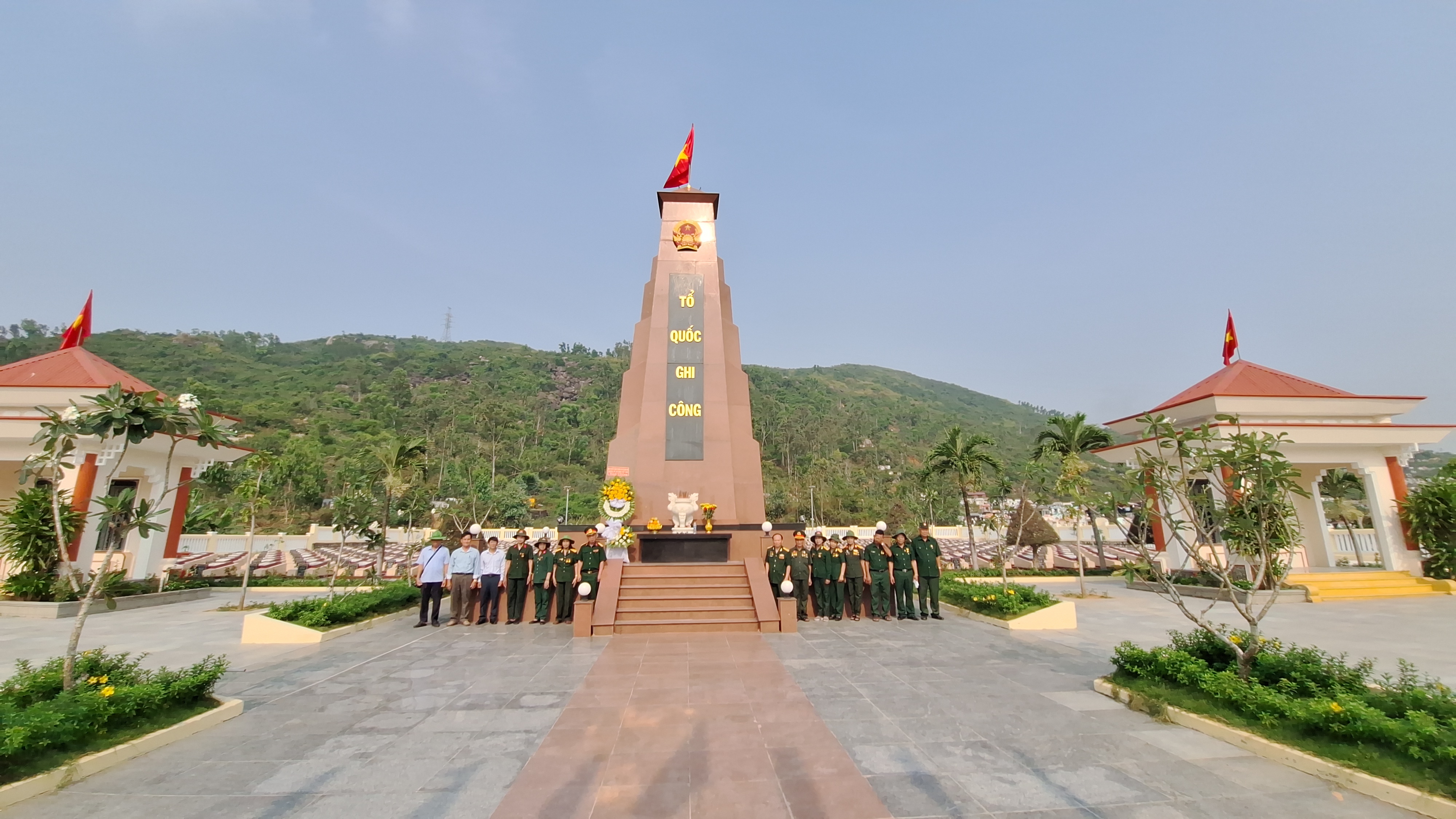 P/S Hội Trường Sơn sư đoàn 470 dâng hương tri ân các AHLS tại Nghĩa trang liệt sĩ xã Tuy Phước Đông tỉnh Gia Lai