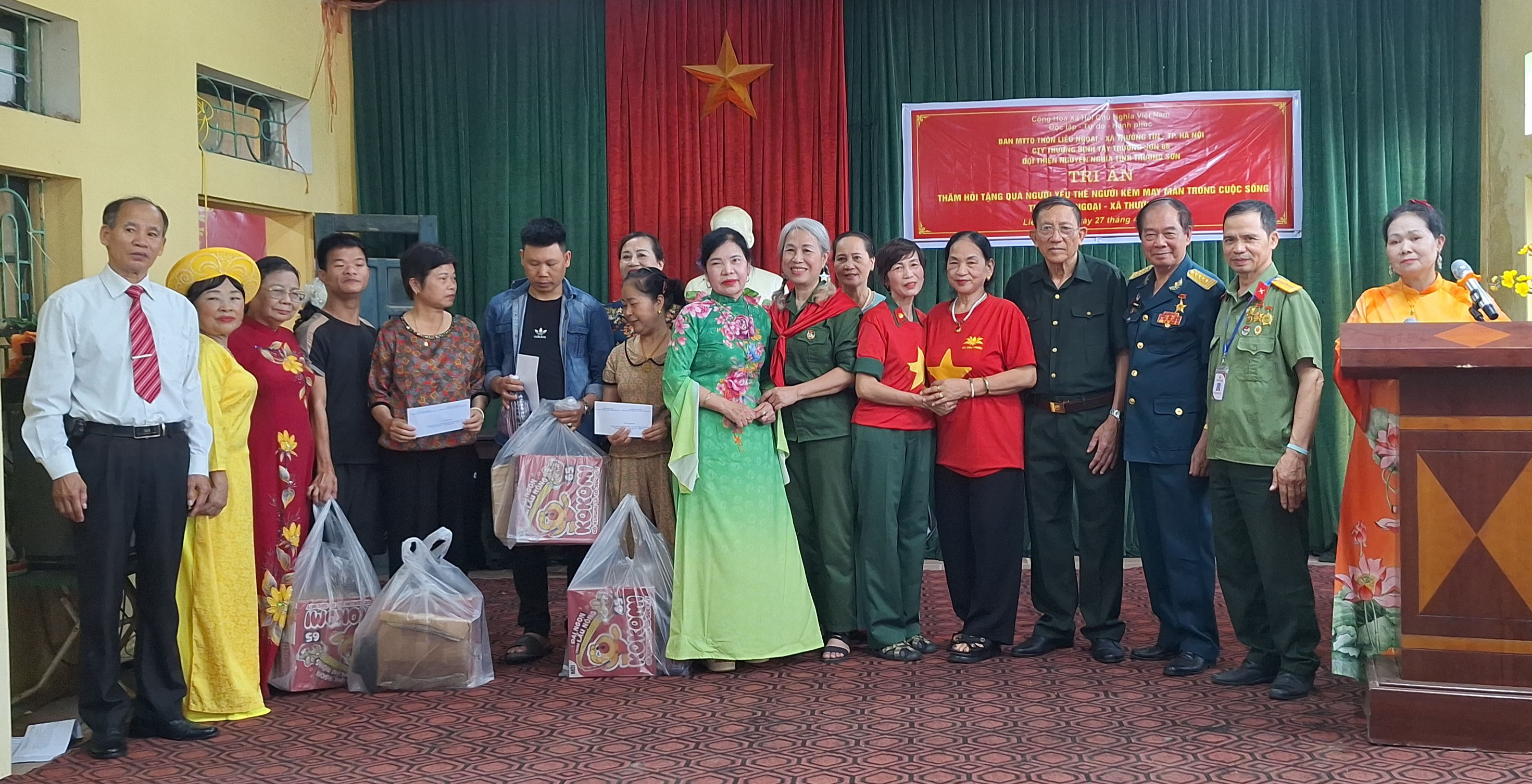 P/S Đội thiện nguyện nghĩa tình Trường Sơn trao tặng quà cho nạn nhân chất độc da cam, người yếu thế tại xã Thường Tín TP Hà Nội