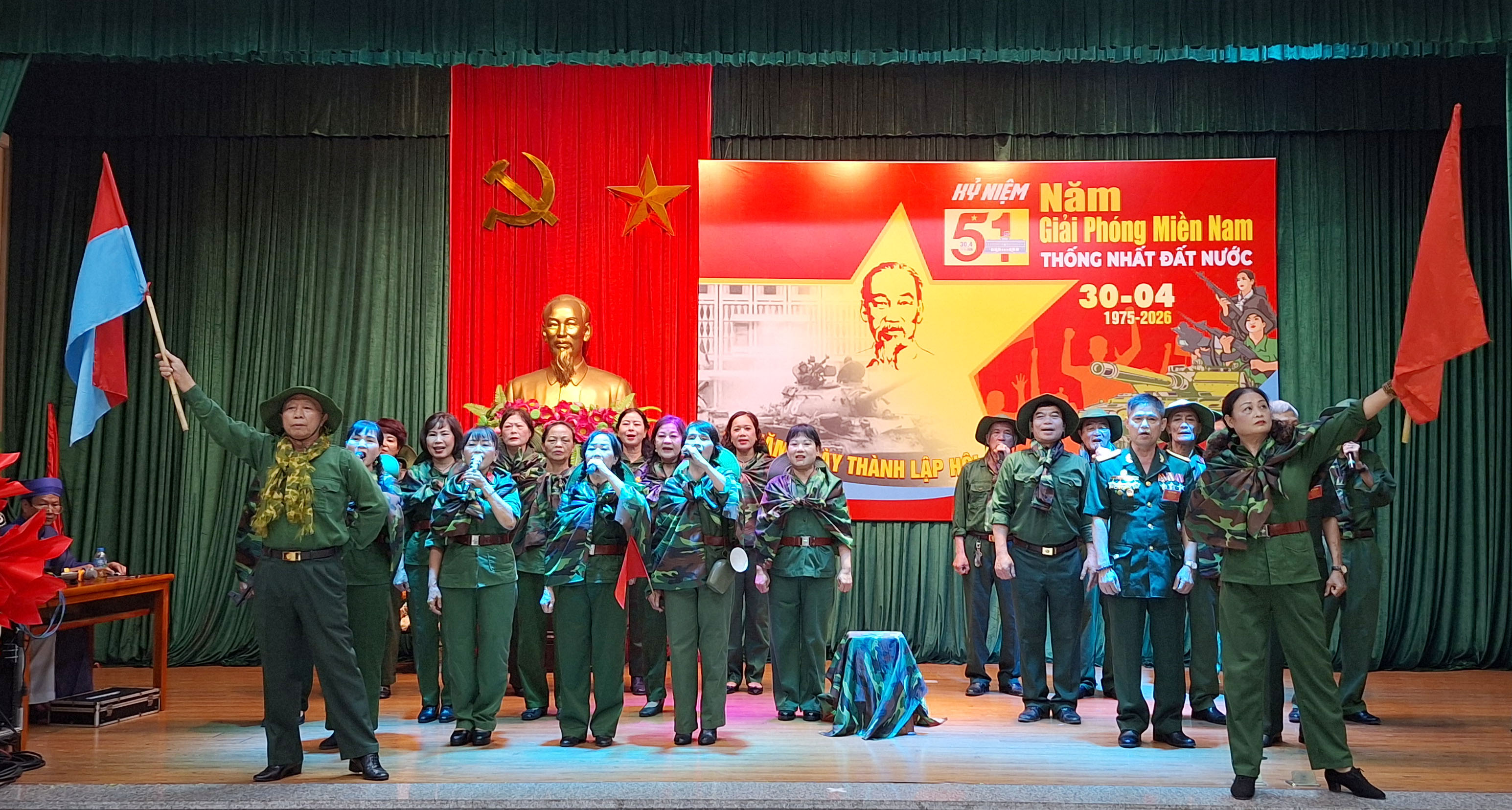 Chương trình văn nghệ chào mừng lễ kỉ niệm 51 năm Ngày giải phóng miền Nam, thống nhất đất nước.