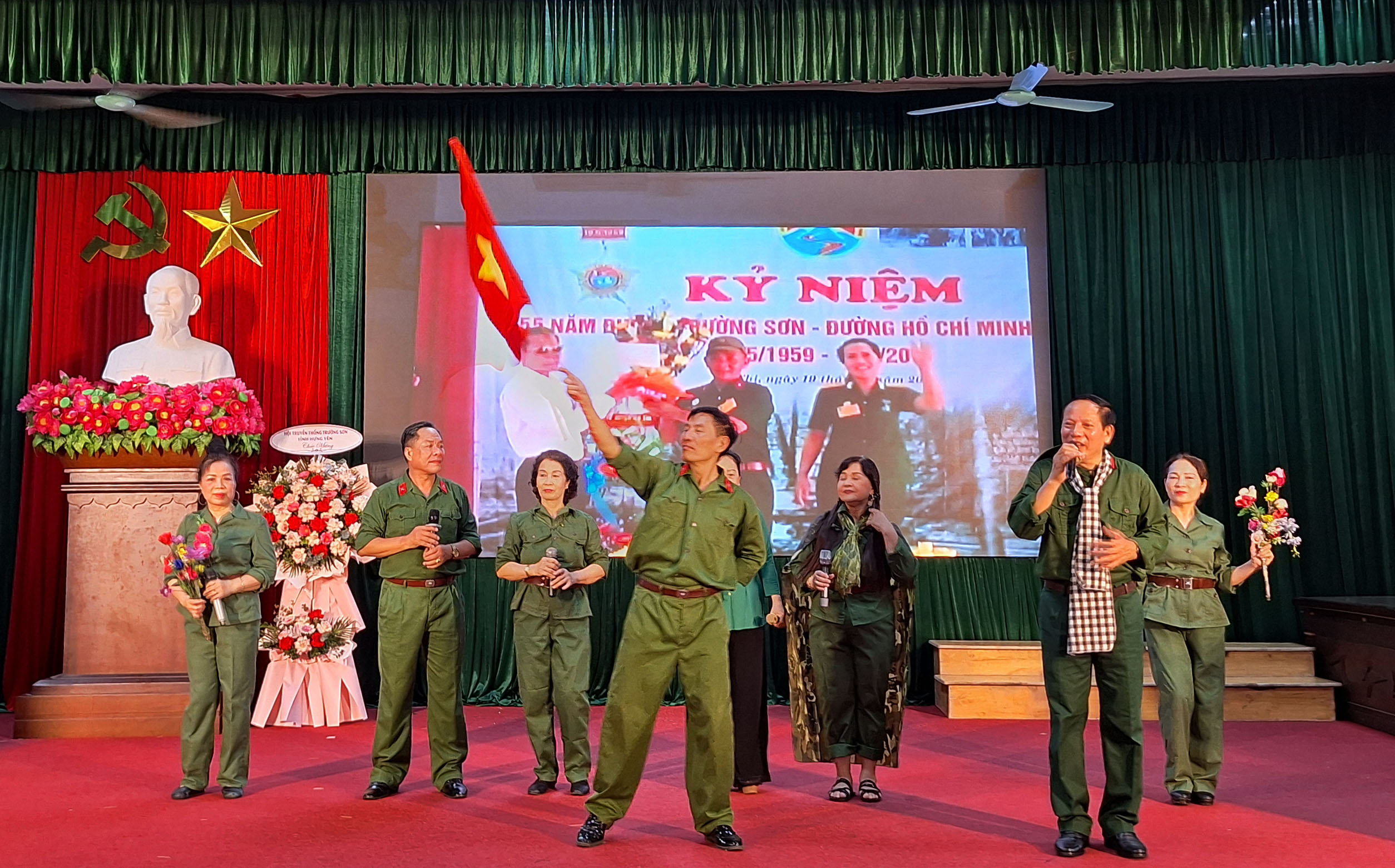 Hội Trường Sơn cụm Ân Thi tỉnh Hưng Yên biểu diễn văn nghệ chào mừng kỉ niệm 67 năm Ngày tuyền thống Bộ đội Trường Sơn.