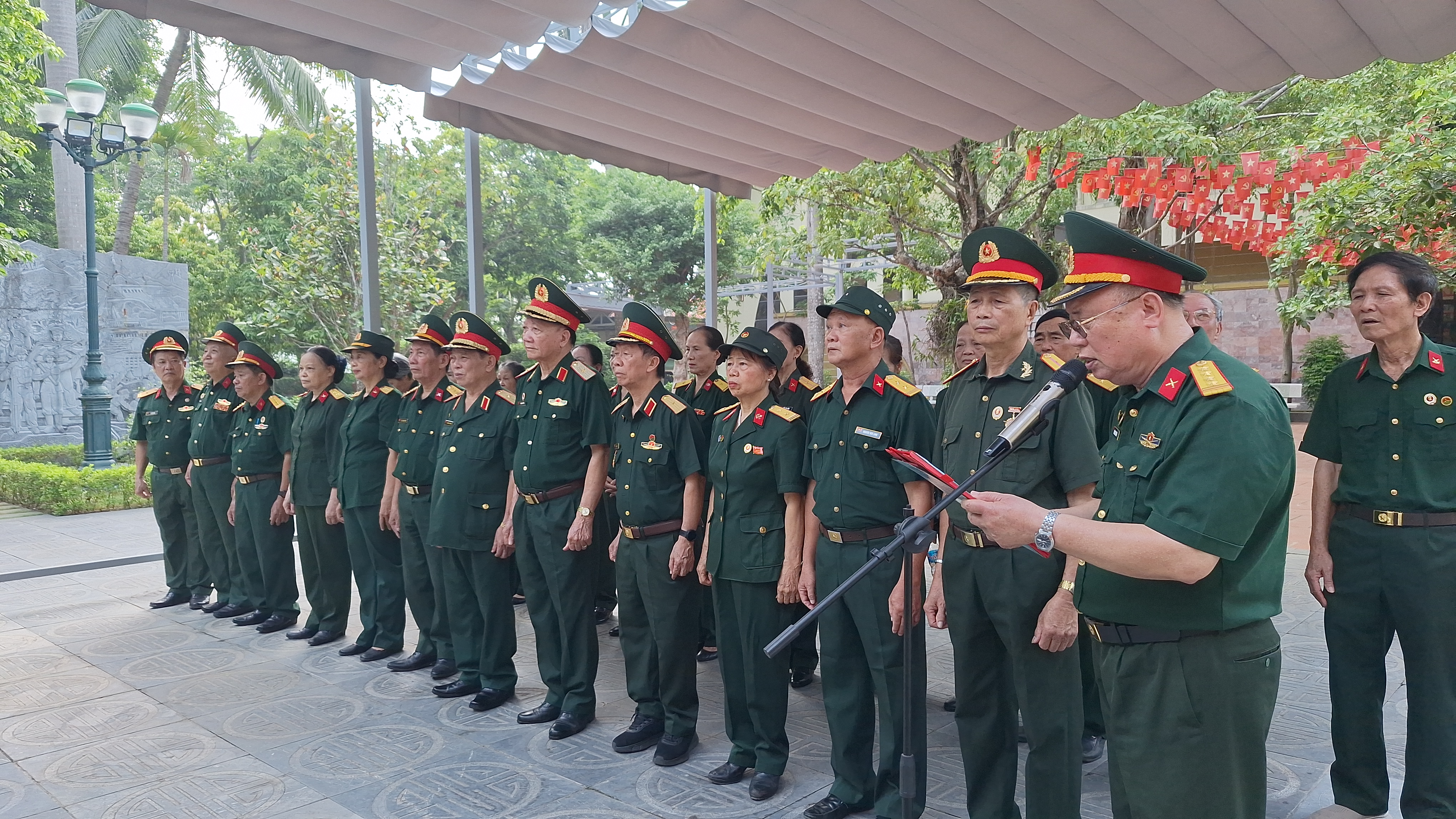 Đoàn đại biểu Hội Trường Sơn Việt Nam dâng hương tri ân các AHLS nhân kỉ niệm 79 năm ngày TBLS 27/7.