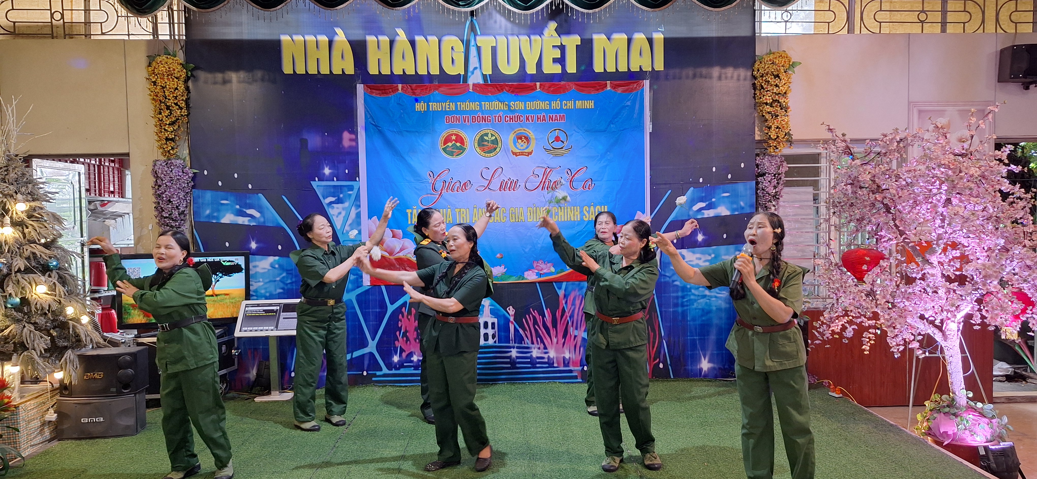 Ca khúc: Cúc ơi em ở nơi mô. Biểu diễn: Hoàng Quế và tốp múa Đội văn nghệ Hội VH-NT Trường Sơn Hà Nam tỉnh Ninh Bình.