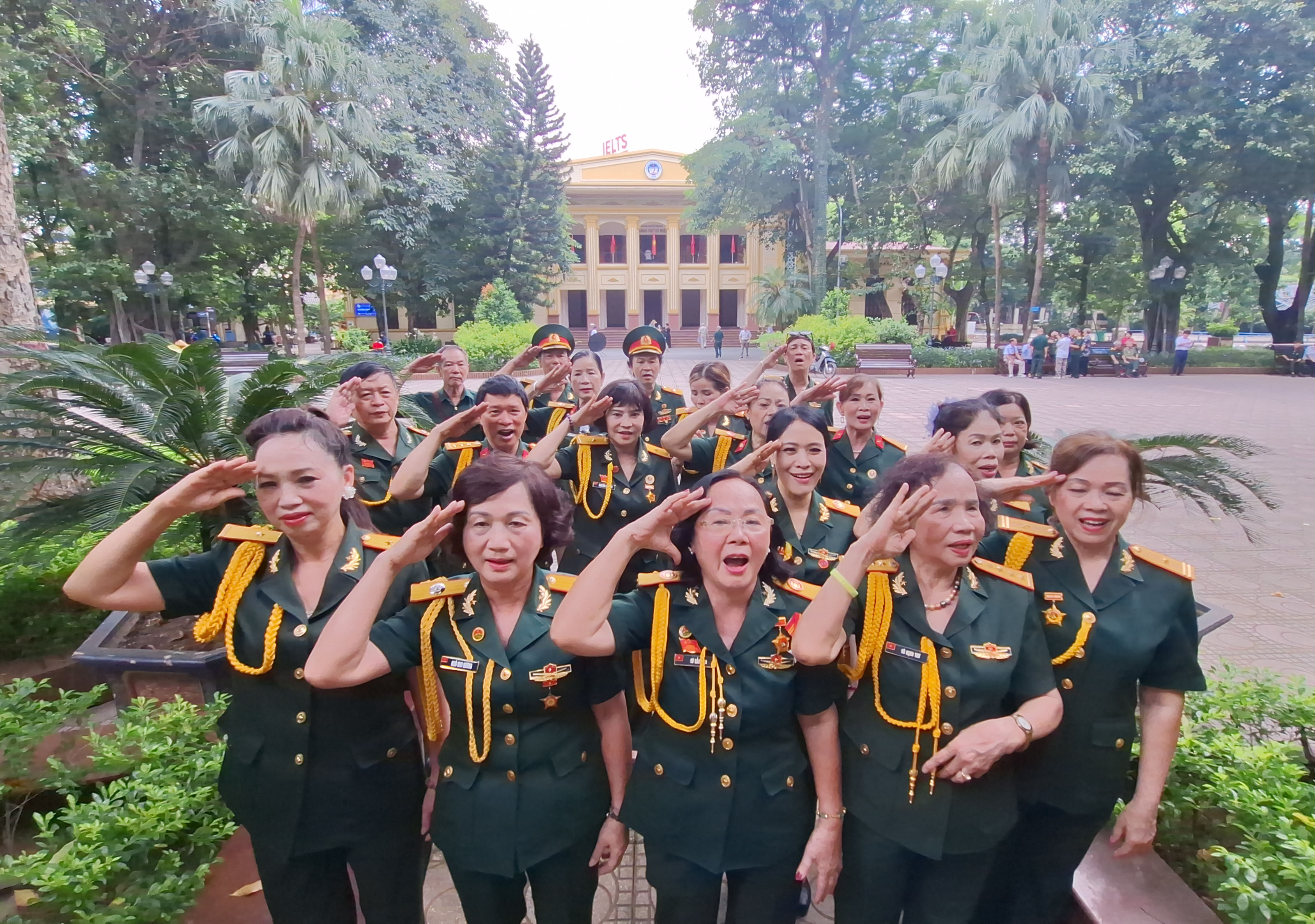 Phóng sự: Câu lạc bộ VH-NT Trường Sơn thành phố Hà Nội kỉ niệm 79 năm ngày TBLS và giao lưu văn nghệ với CCB trường đại học KTQD Hà Nội,