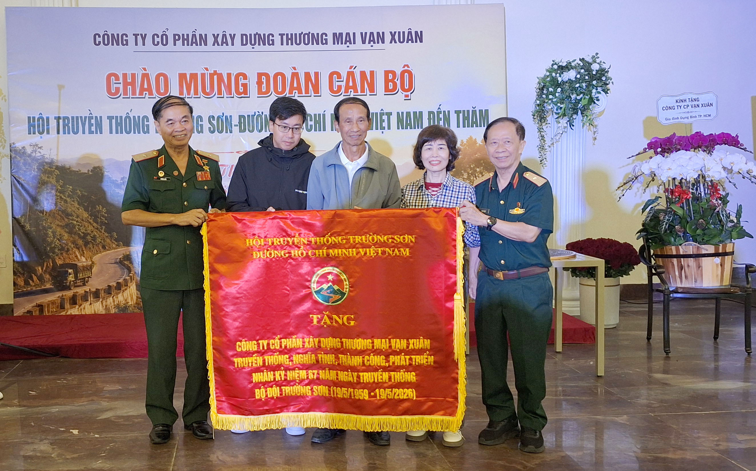 P/S: Hội Trường Sơn Việt Nam thăm và giao lưu với Công ty CP Thương mại và dịch vụ Vạn Xuân - Đà Lạt Lâm Đồng.