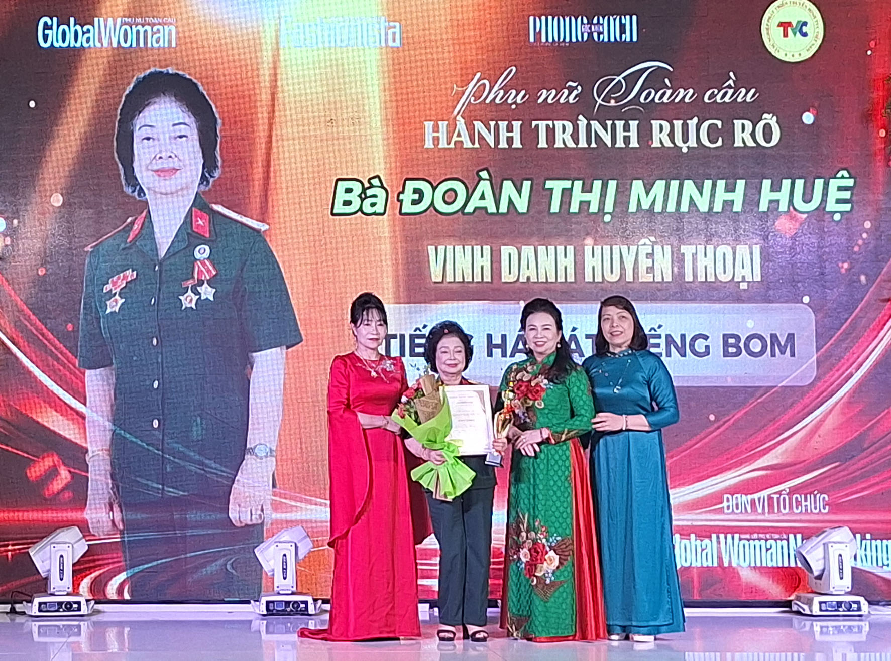 Tạp chí Phụ nữ toàn cầu vinh danh huyền thoại "Tiếng hát át tiếng bom" Đồng chí Đoàn Thị Minh Huệ-PCT Hội Trường Sơn P. Trần Hưng Đạo T.Hưng Yến.