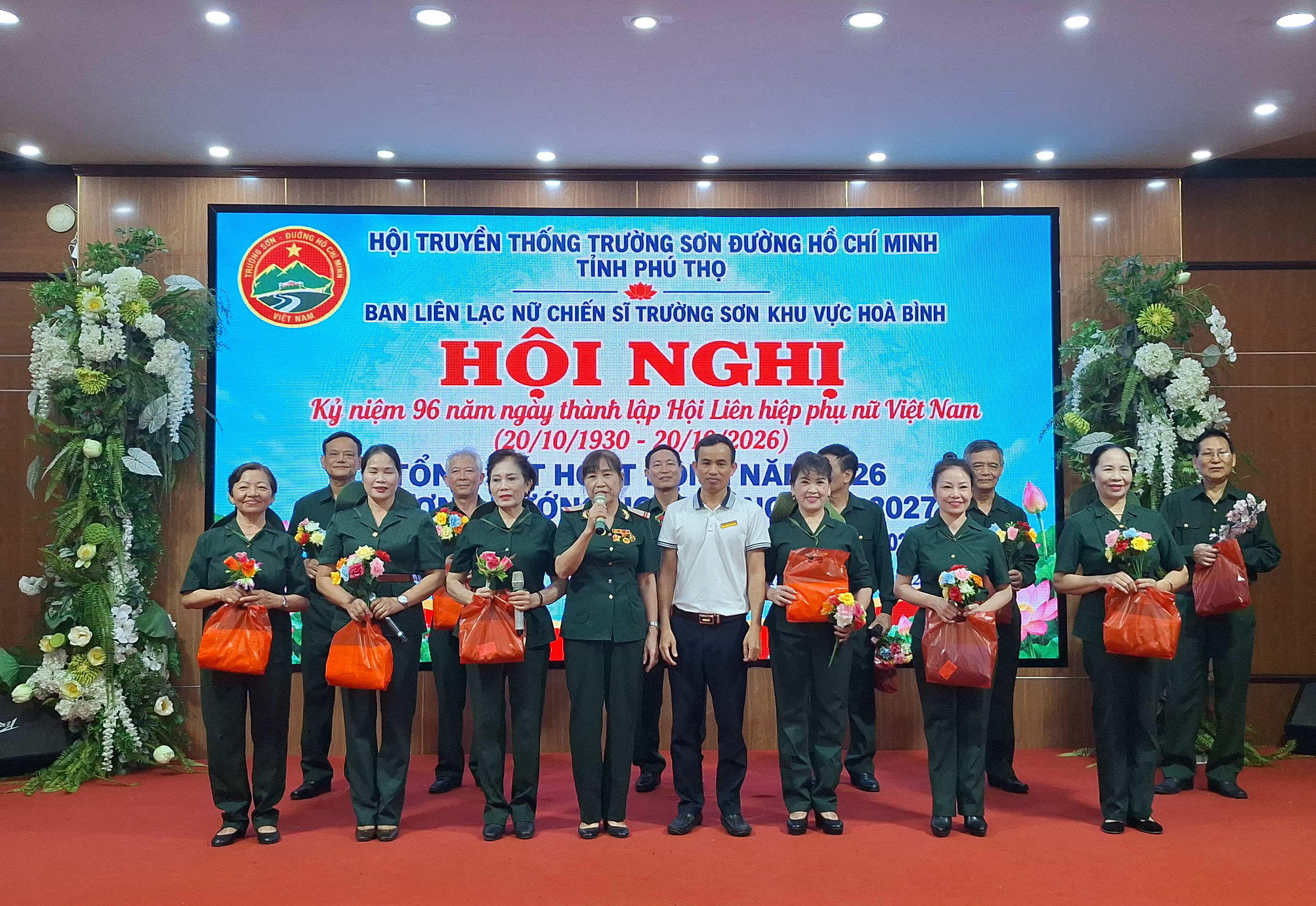 Hội Nữ CSTS khu vực Hoà Bình biểu diễn văn nghệ chào mừng kỷ niệm Ngày PNVN 20-10. 