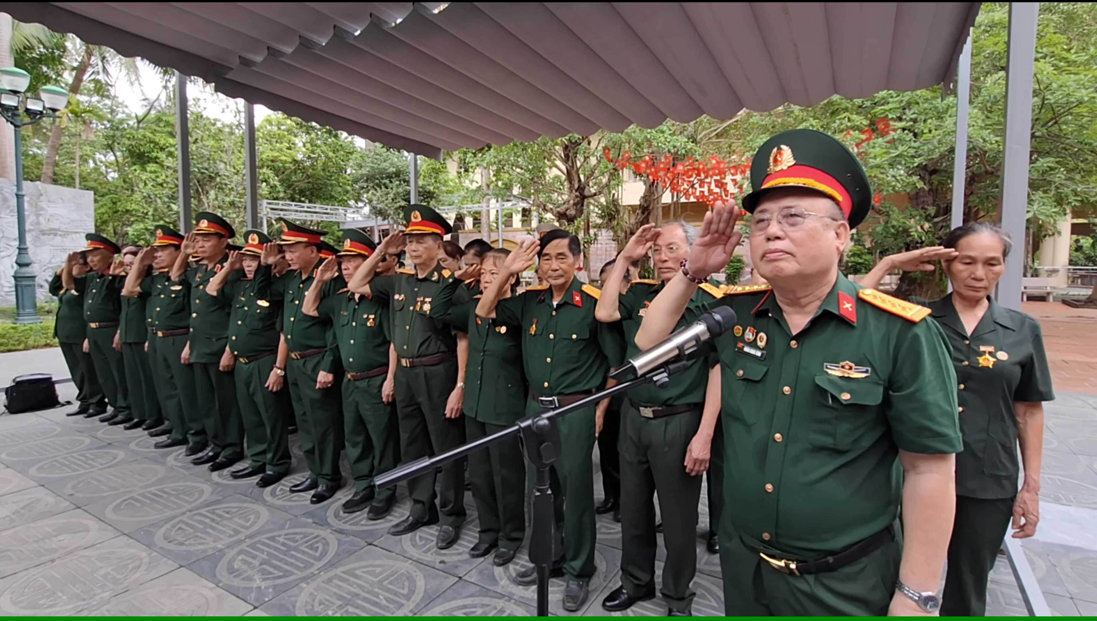 Đoàn đại biểu Hội Trường Sơn Việt Nam, dâng hương tri ân các AHLS Trường Sơn tại bảo tàng Trường Sơn.